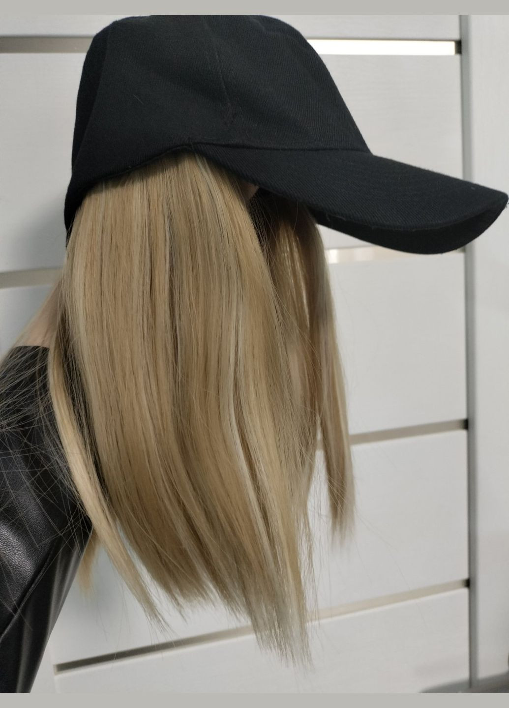 Чорна кепка з волоссям пісочного кольору каре 30 см No Brand (301910977)