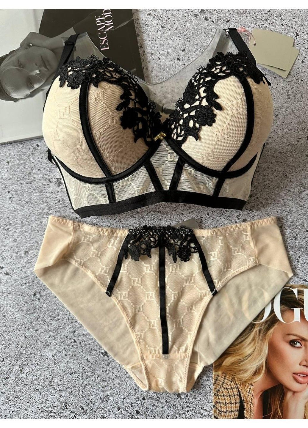 Бежевий жіноча нижня білизна на чашку с комплект бежевого кольору Velencosa