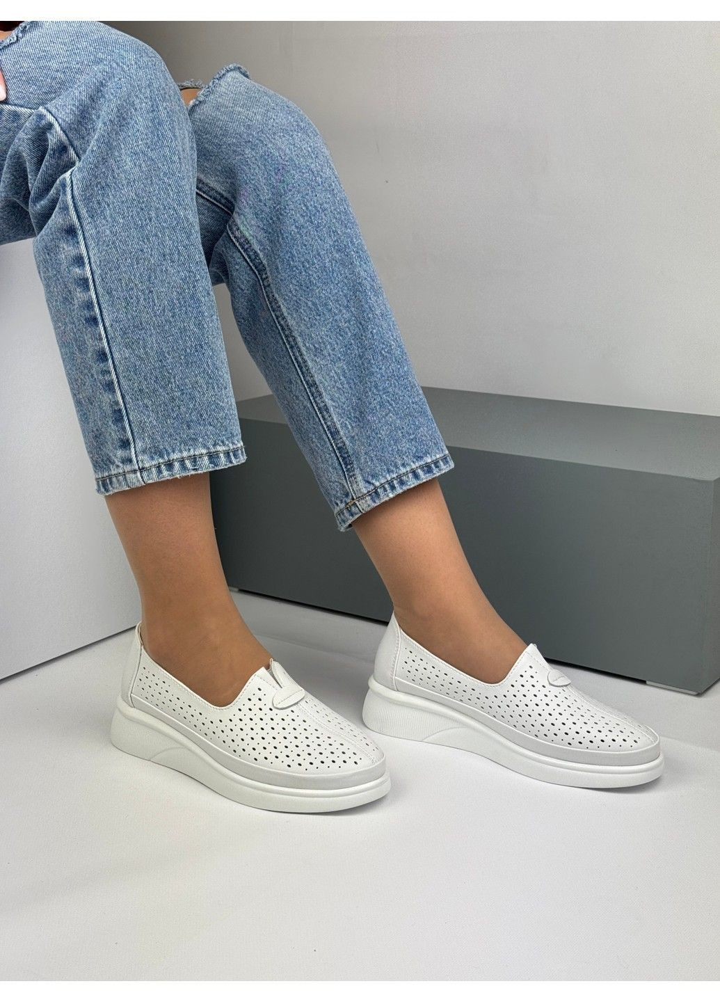 Белые 359 мокасины кожаные белые с перфорацией KDSL