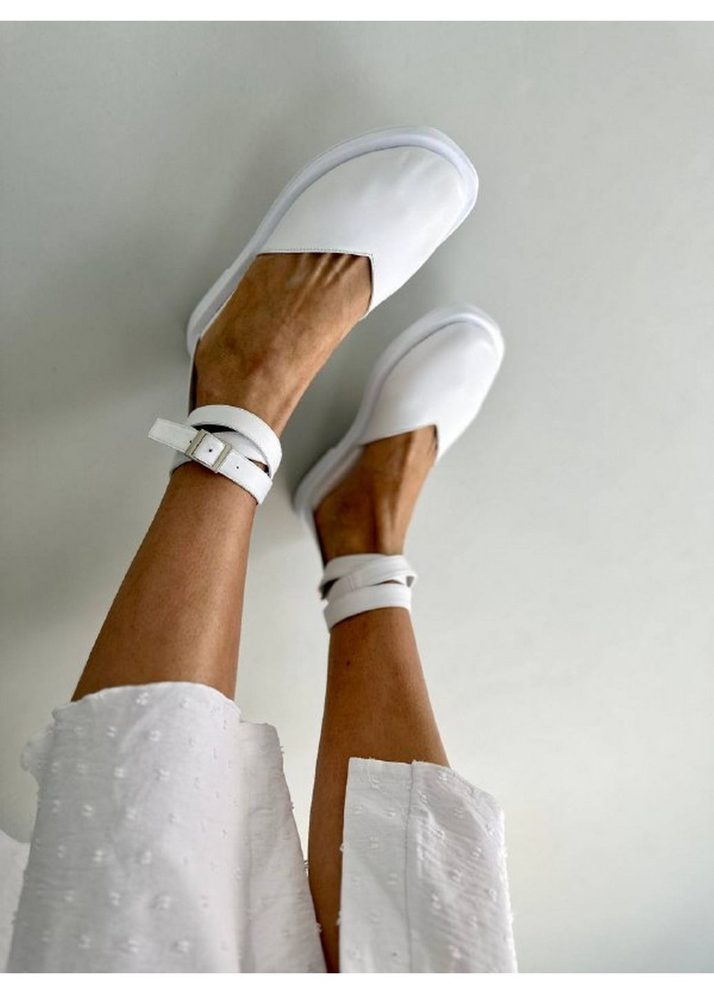 Белые кожаные женские босоножки VZUTIK