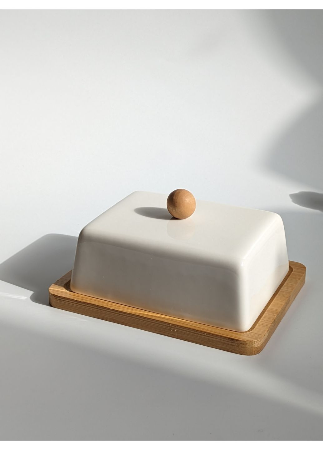 Масленка белая фарфоровая на бамбуковой подставке. No Brand (360900809)