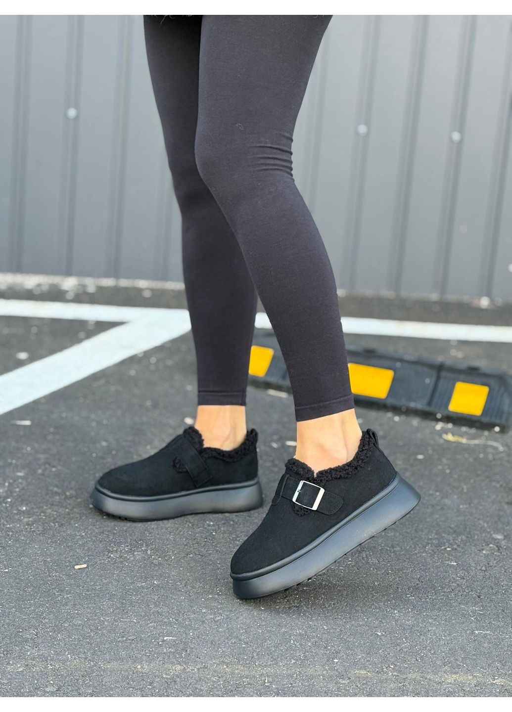 Женские черные зимние низкие угги натуральная замша на меху высокая подошва автоледи лоферы No Brand (372128308)