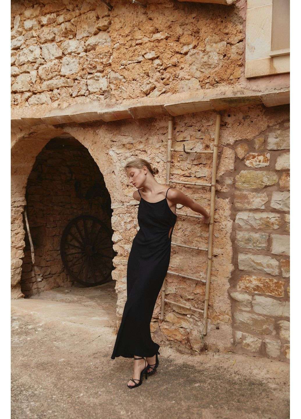 Чорна сукня льон "з вирізом на талії" сукня-комбінація Merge