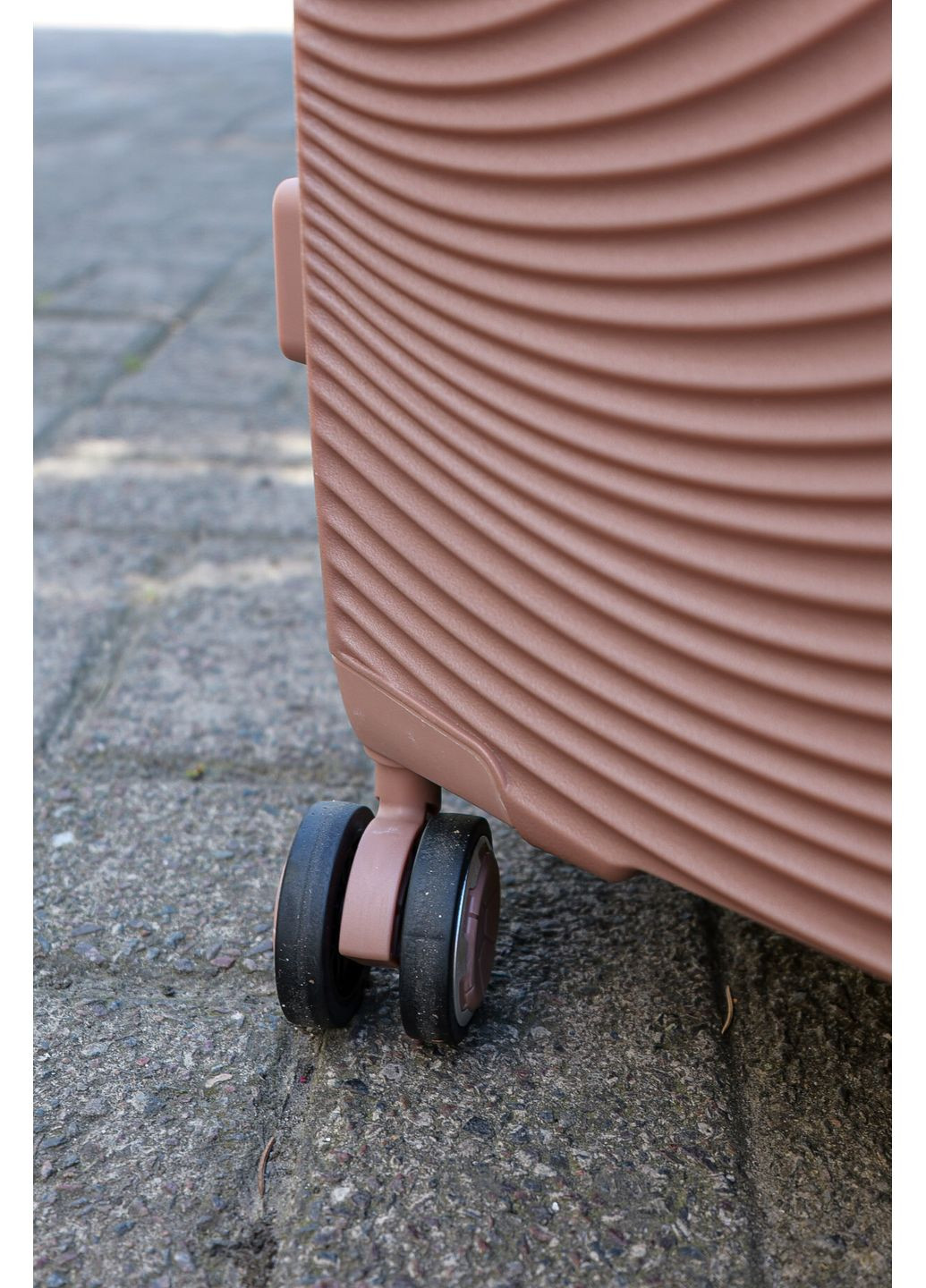 Чемодан пластиковый полипропилен 100% большой L, цвет фуксия Ormi 8802 (353302718)