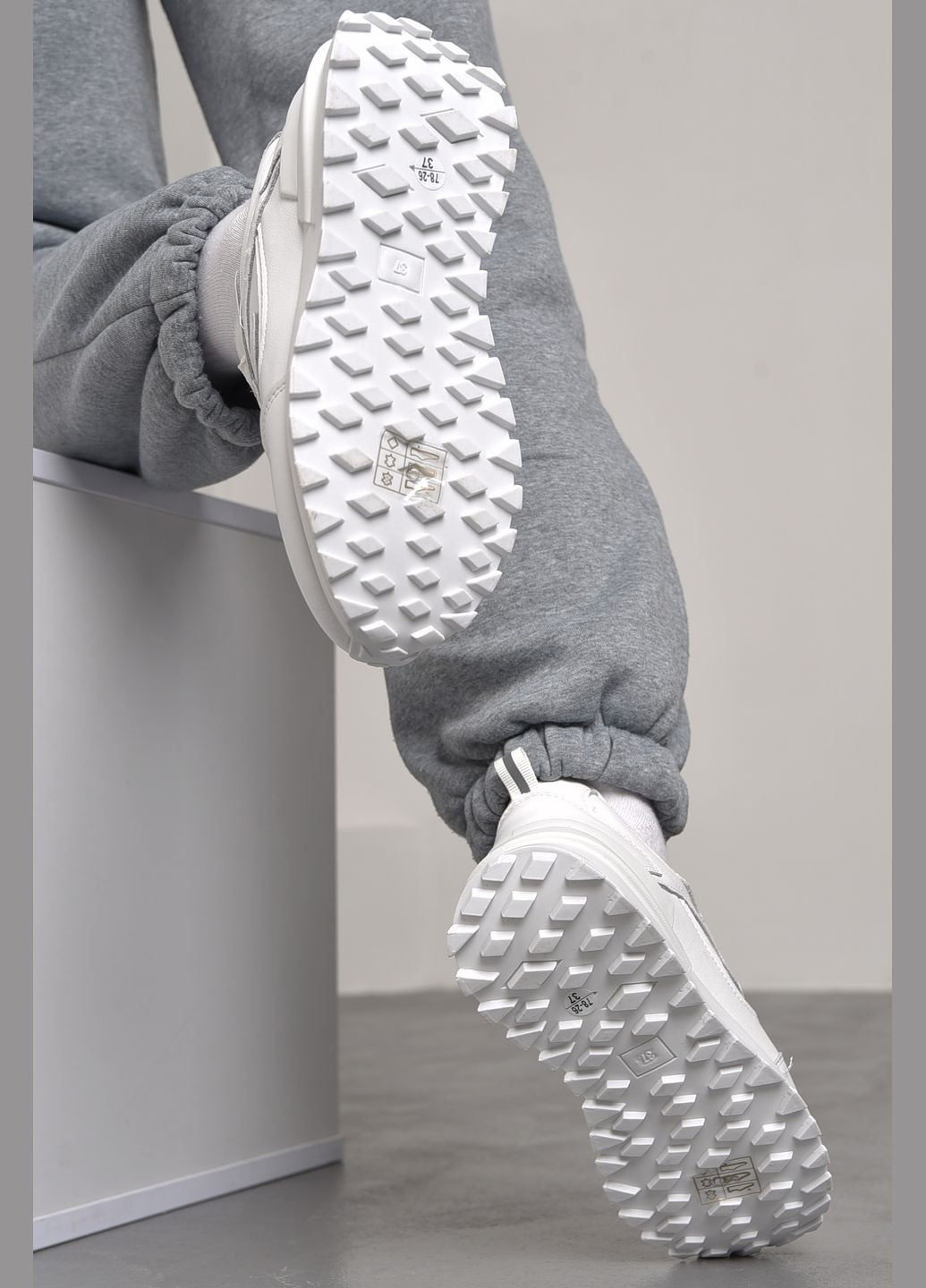 Белые демисезонные кроссовки женские натуральная кожа белого цвета на шнуровке Let's Shop