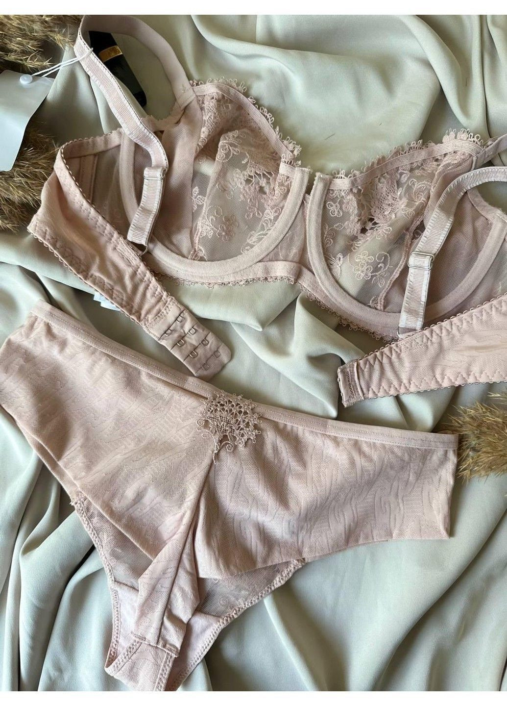 Пудровий комплект мереживний бюстгальтер та трусики-бразиліано 11830 пудровий Lanny Mode