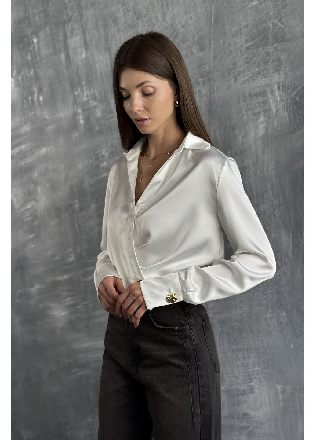 Біла блуза шовкова на запах вкорочена на запах CHICLY