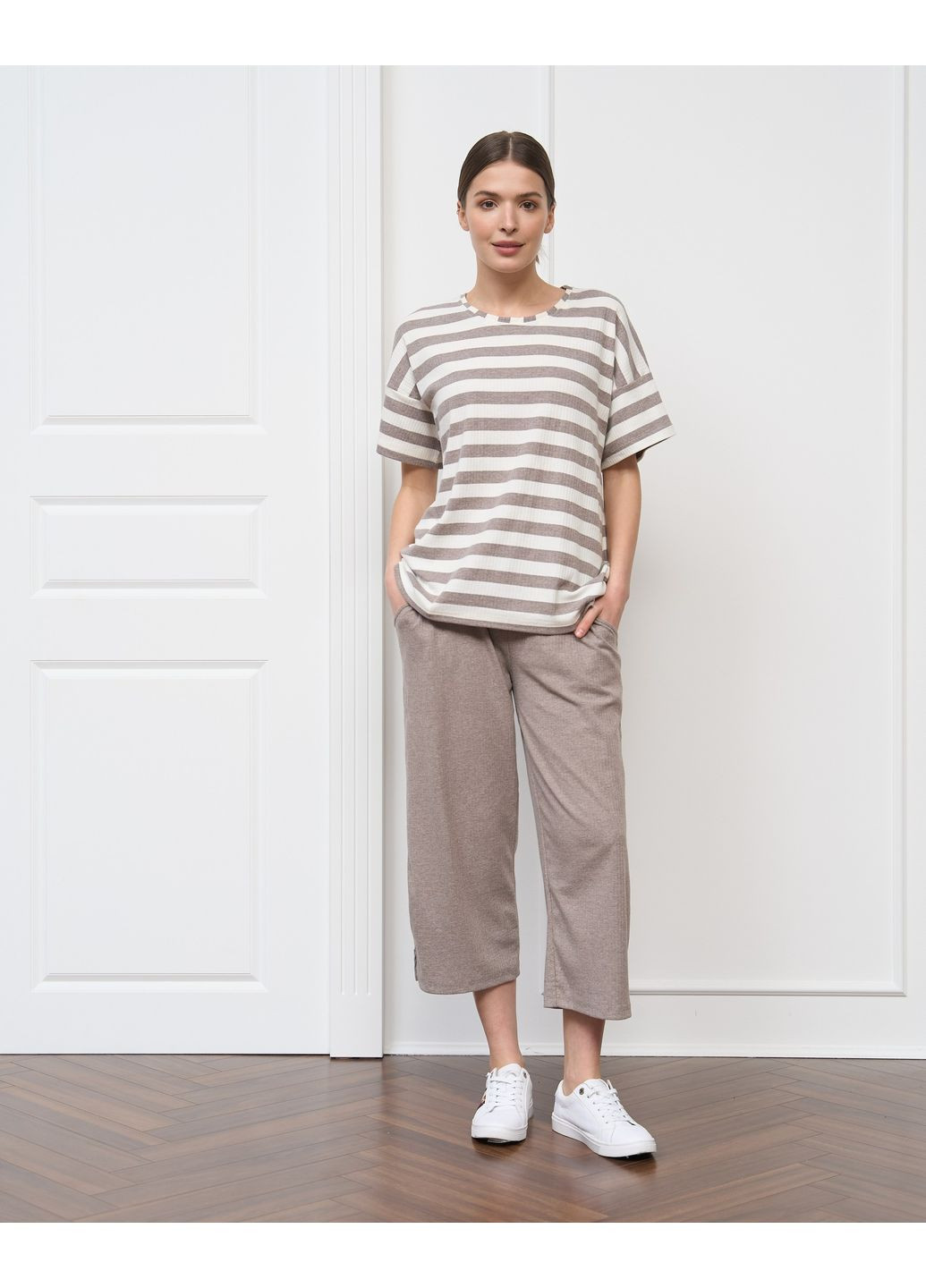 Бежева жіночий комплект з капрі Nicoletta