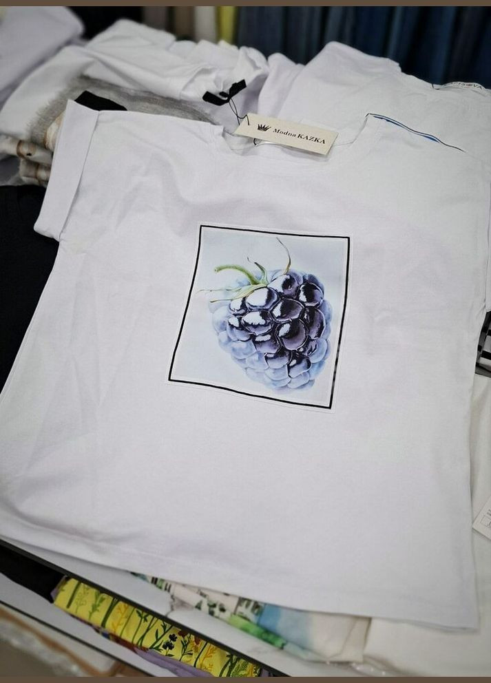 Футболка біла з принтом ожини MKKS280126-1 Modna KAZKA - (338622698)