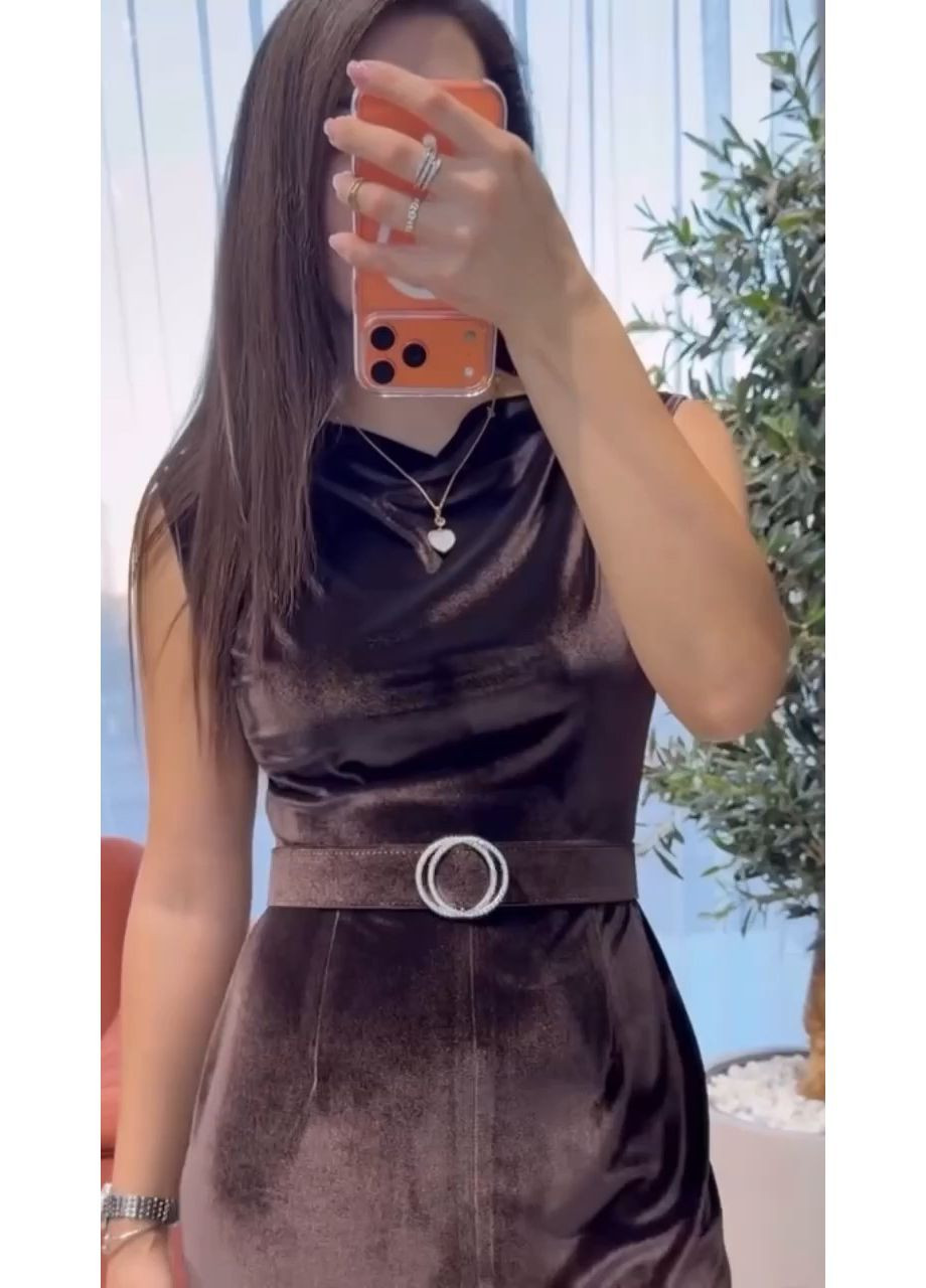 Коричнева вечірня оксамитова сукня міді з розрізом та декоративним поясом футляр MonCher