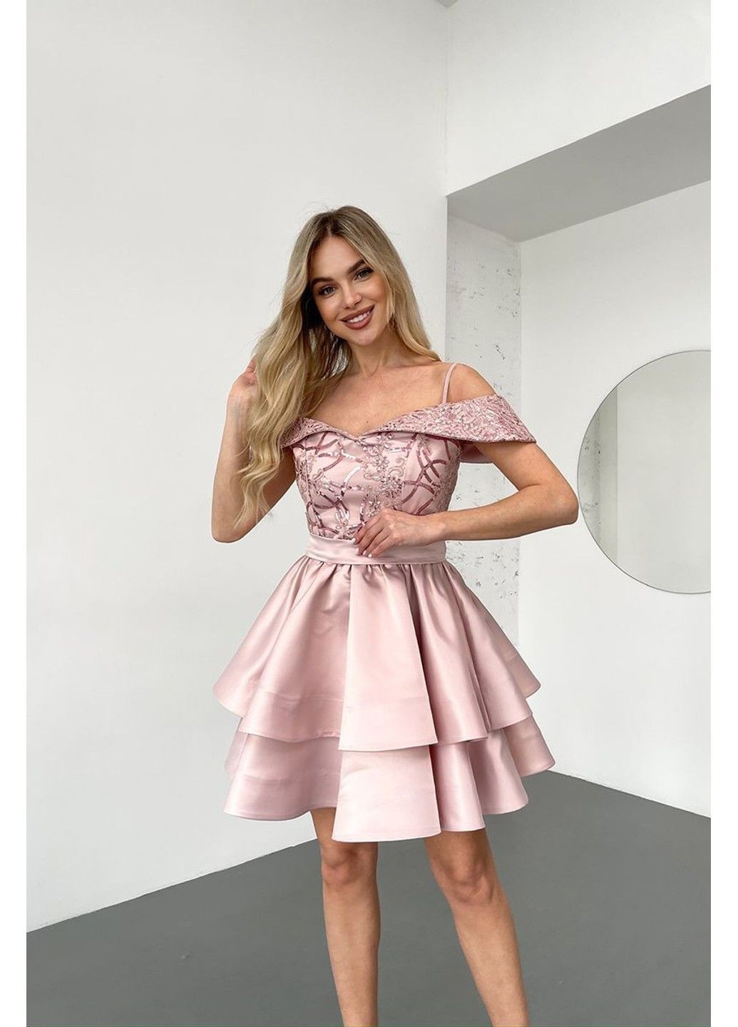 Рожева святковий, коктейльна, вечірня коктейльна сукня атлас паєтка відкриті плечі 25023 рожева Tanita-Romario