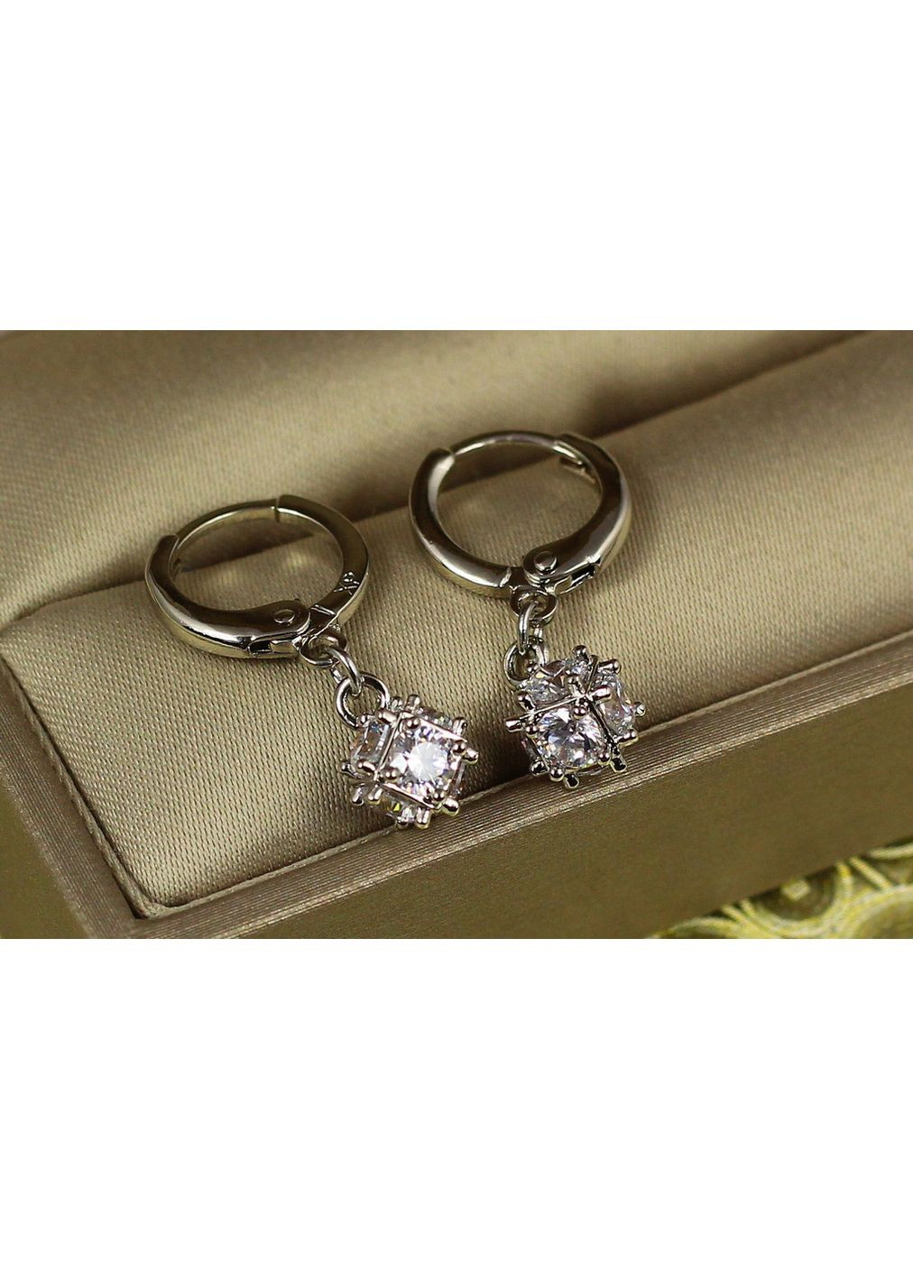 Сережки підвіски фіаніти в кубику 6 мм 2.3 см сріблясті love-shopping Xuping Jewelry (354662582)