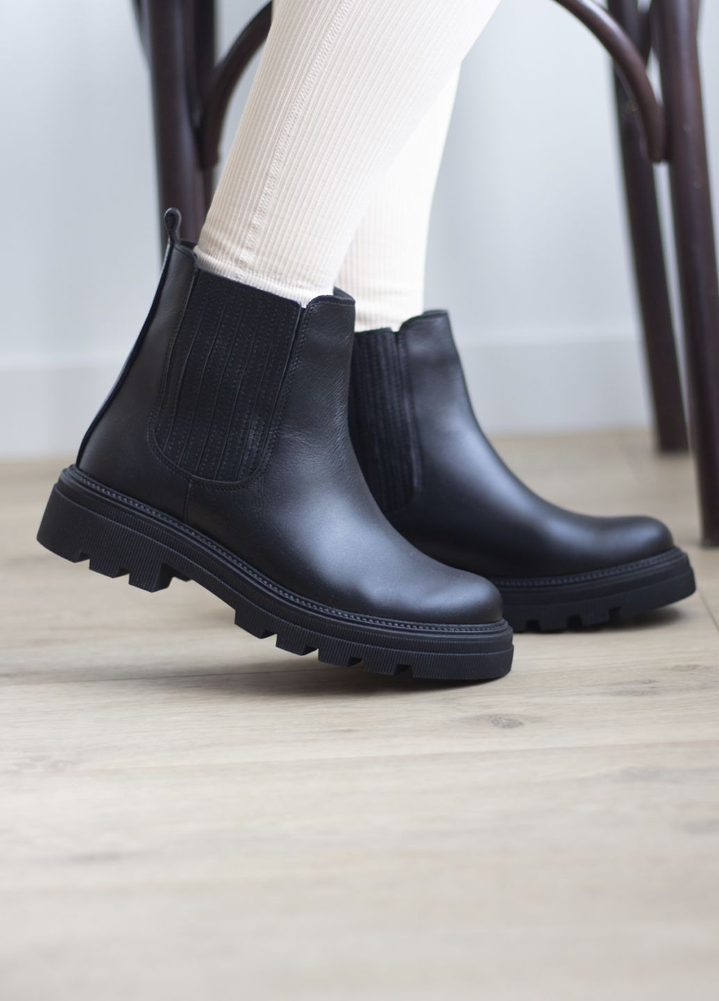 Черные осенние женские осенние ботиночки на резинке из натуральной кожи челси No Brand