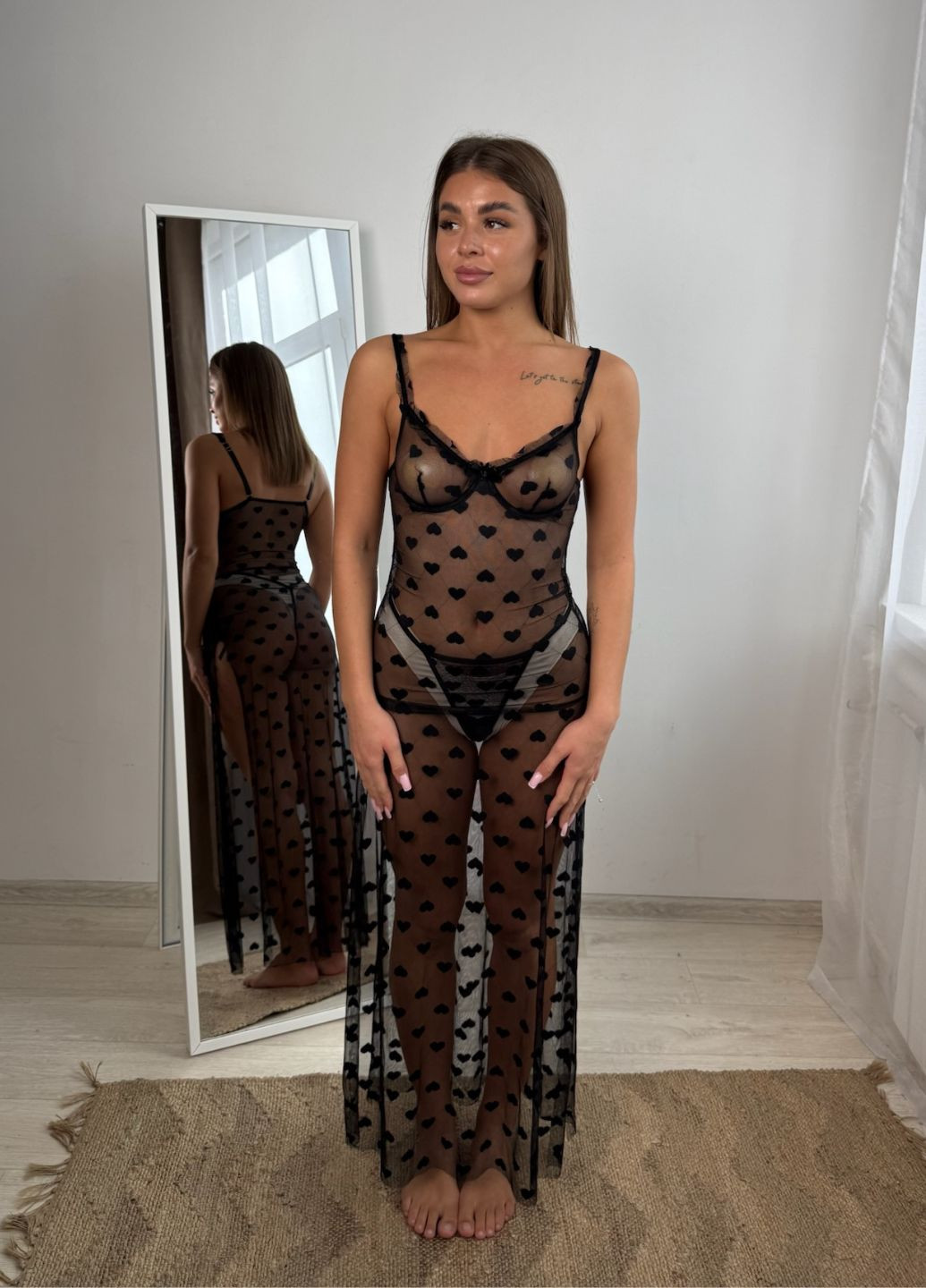 Чорний демісезонний довгий максі-пеньюар з глибокими бічними розрізами та стрінги колекції «секрет» VIDCHUY