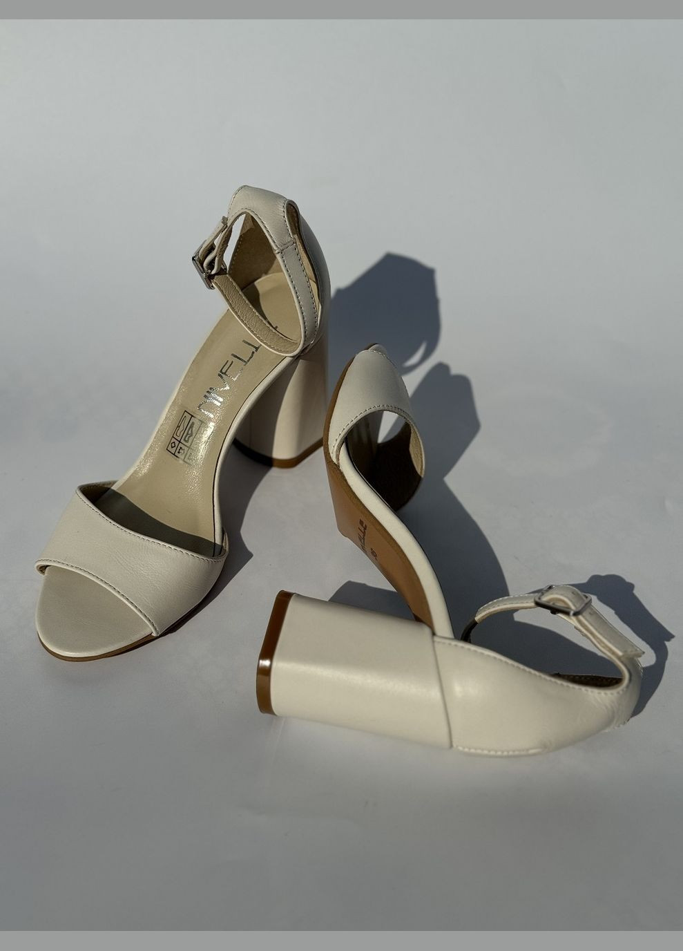 Белые босоножки Nivelle