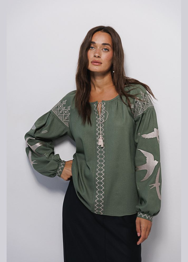 Оливкова жіноча вишиванка з ластівками гладдю темно-оливкова Arjen льон (302337041)