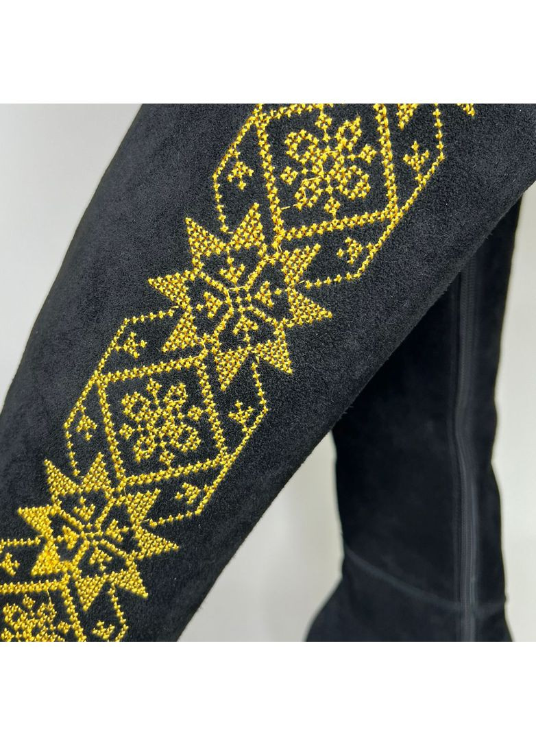 Осенние сапоги на каблуках с вышивкой из натурального замша. Kraft с вышивкой