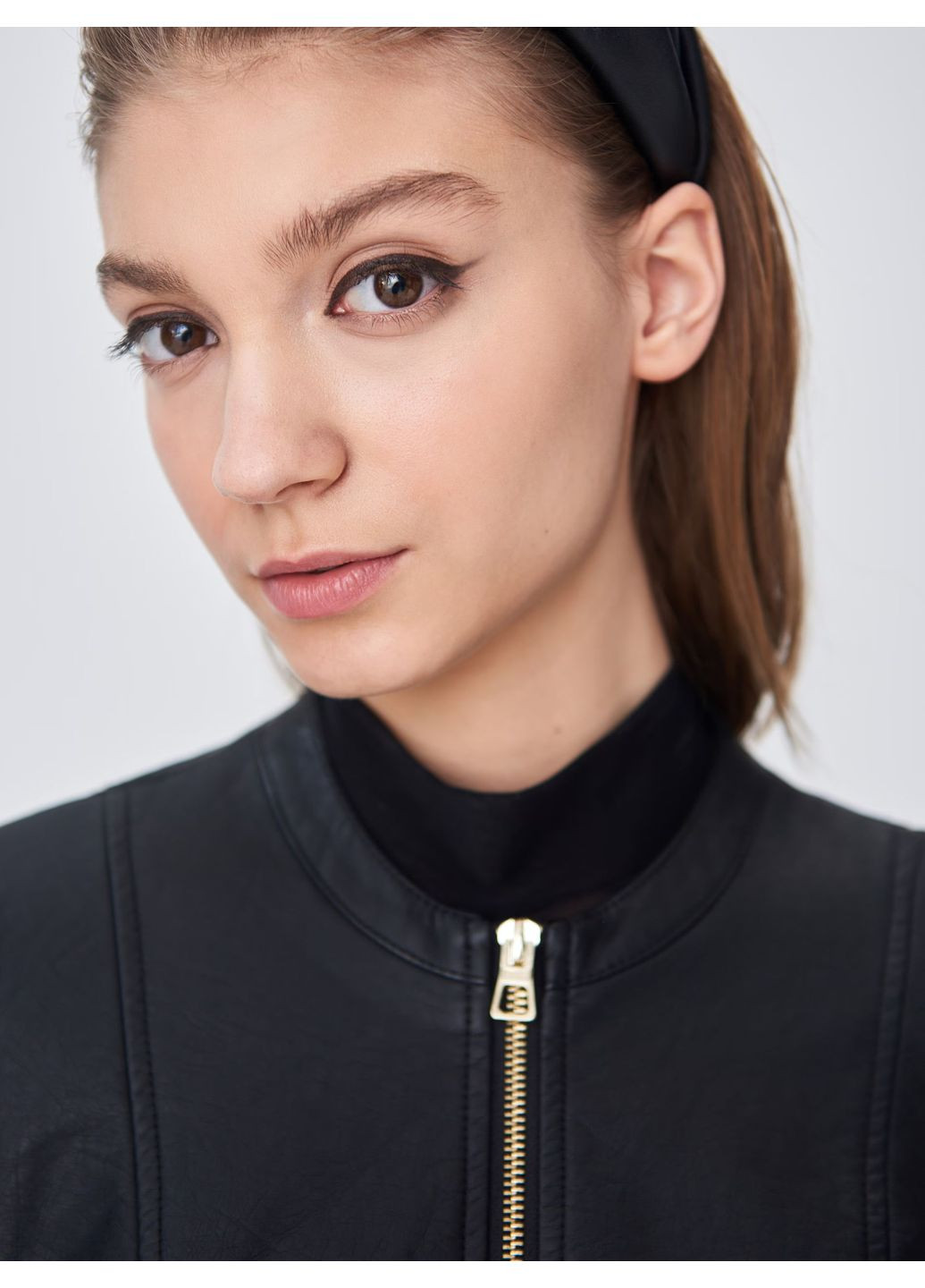 Черная демисезонная куртка из эко кожи Sinsay