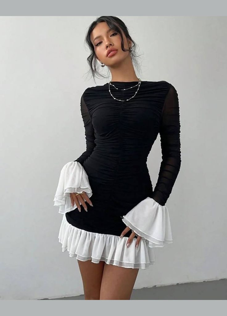 Чорна кежуал міні сукня декорована воланами силуетна Adelante однотонна