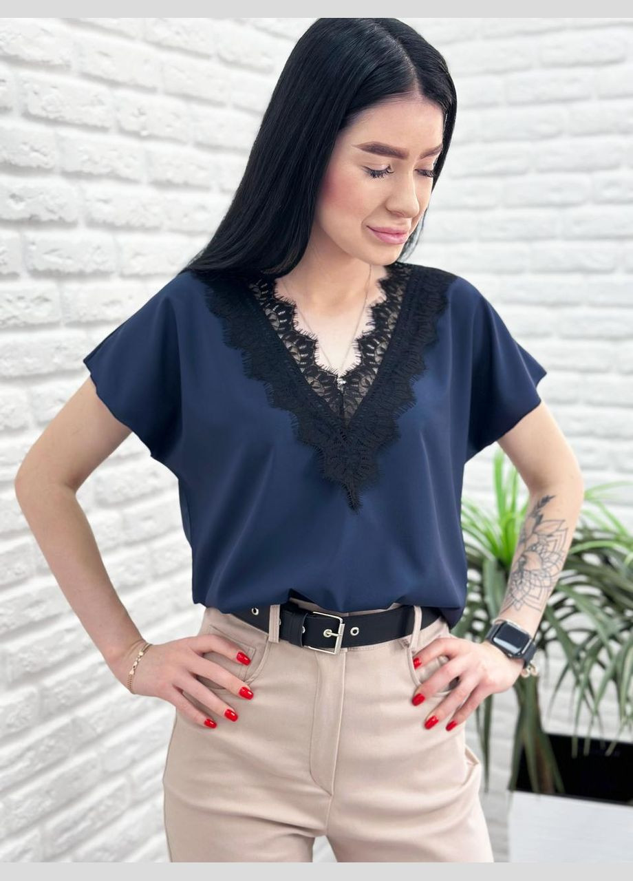 Темно-синя жіноча блузка з вирізом та мереживом Fashion Girl