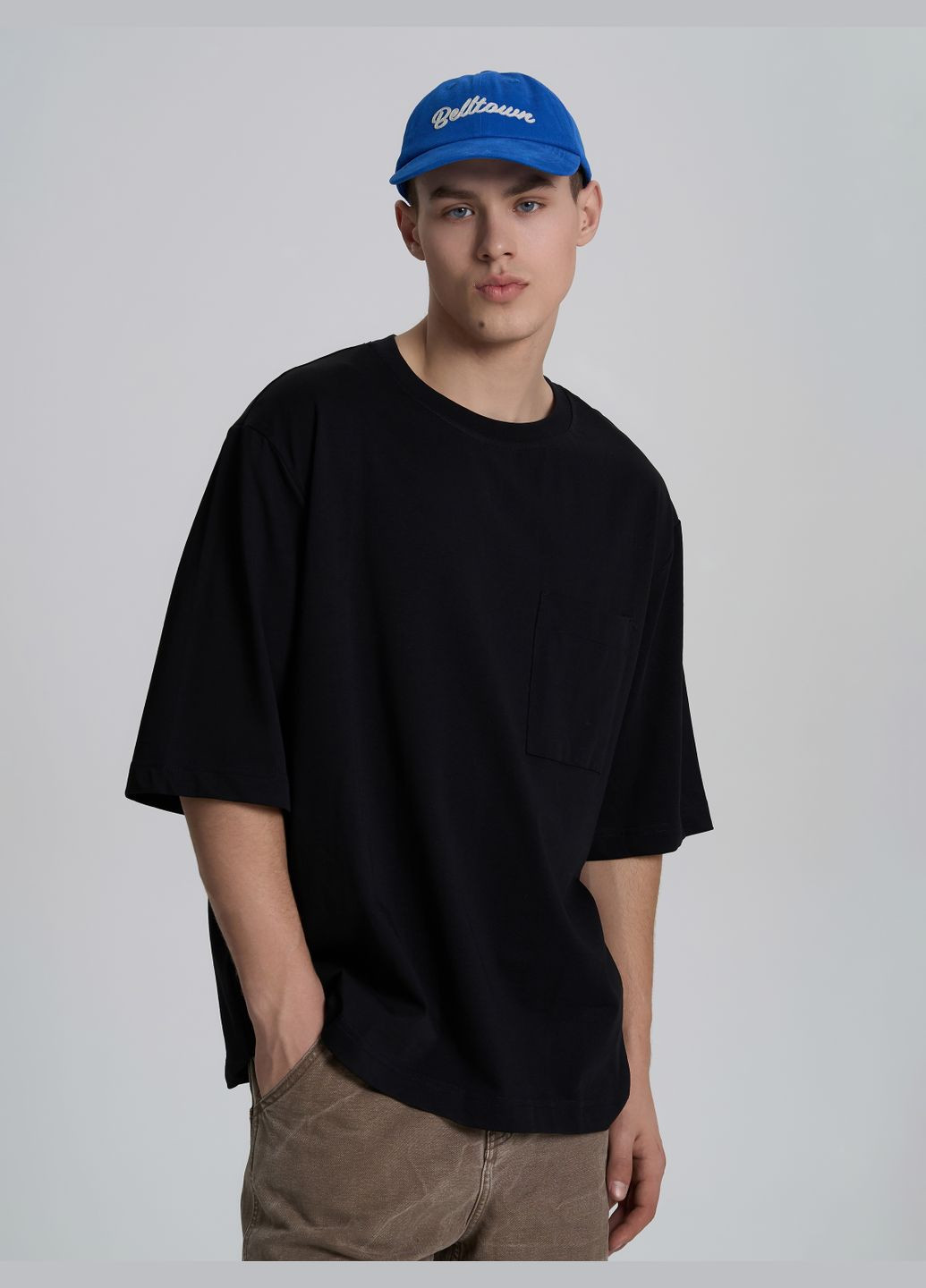 Чорна футболка чоловіча оверсайз з нашивною кишеньою у світло-бежевому кольорі тм роза з коротким рукавом Роза