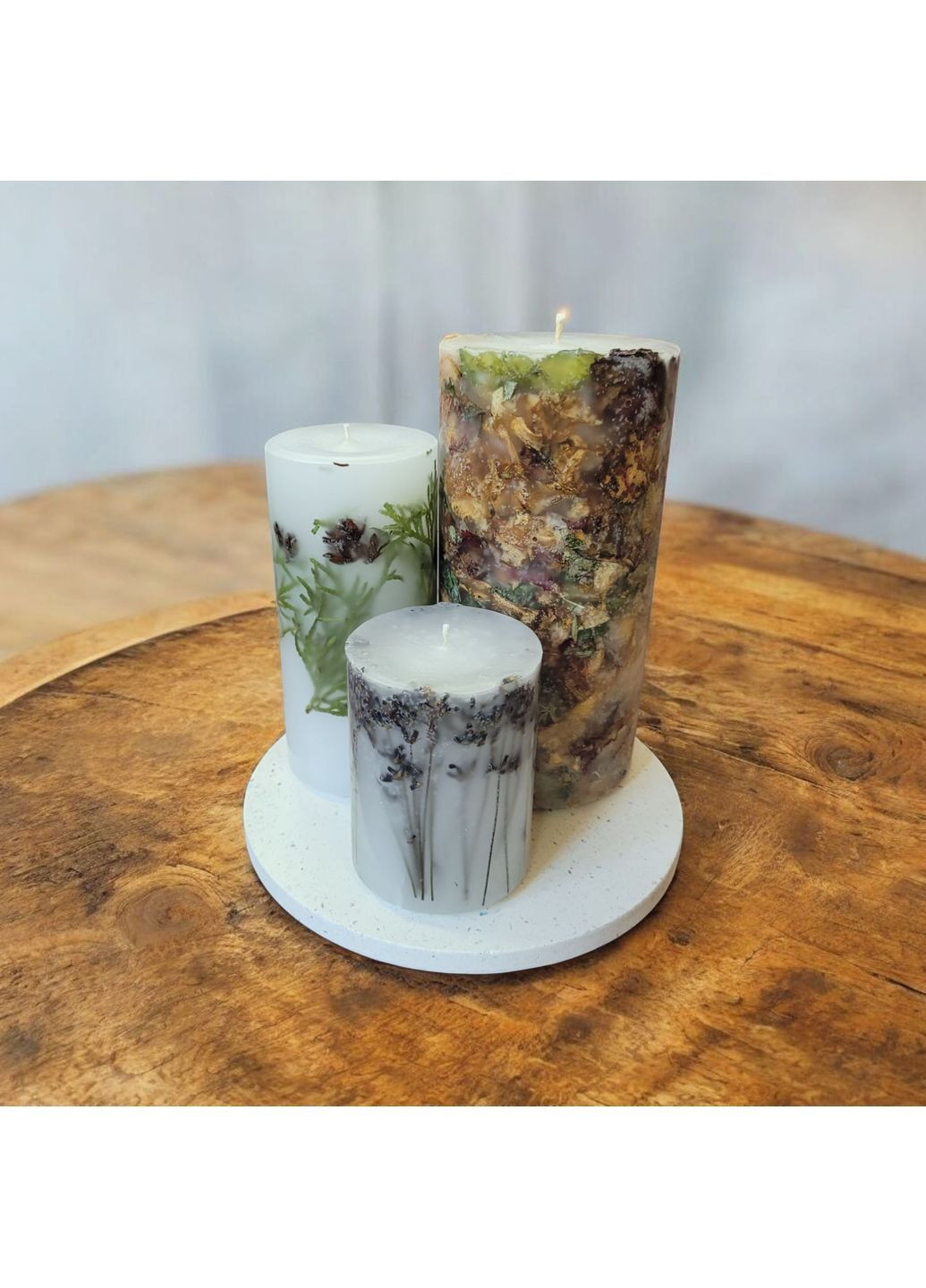 Набір великих декоративних свічок ручної роботи свічки у наборі з 3 шт на підставці з хвоєю, лавандою та міксом сухоцвітів Handmade Studio - AV (369636939)