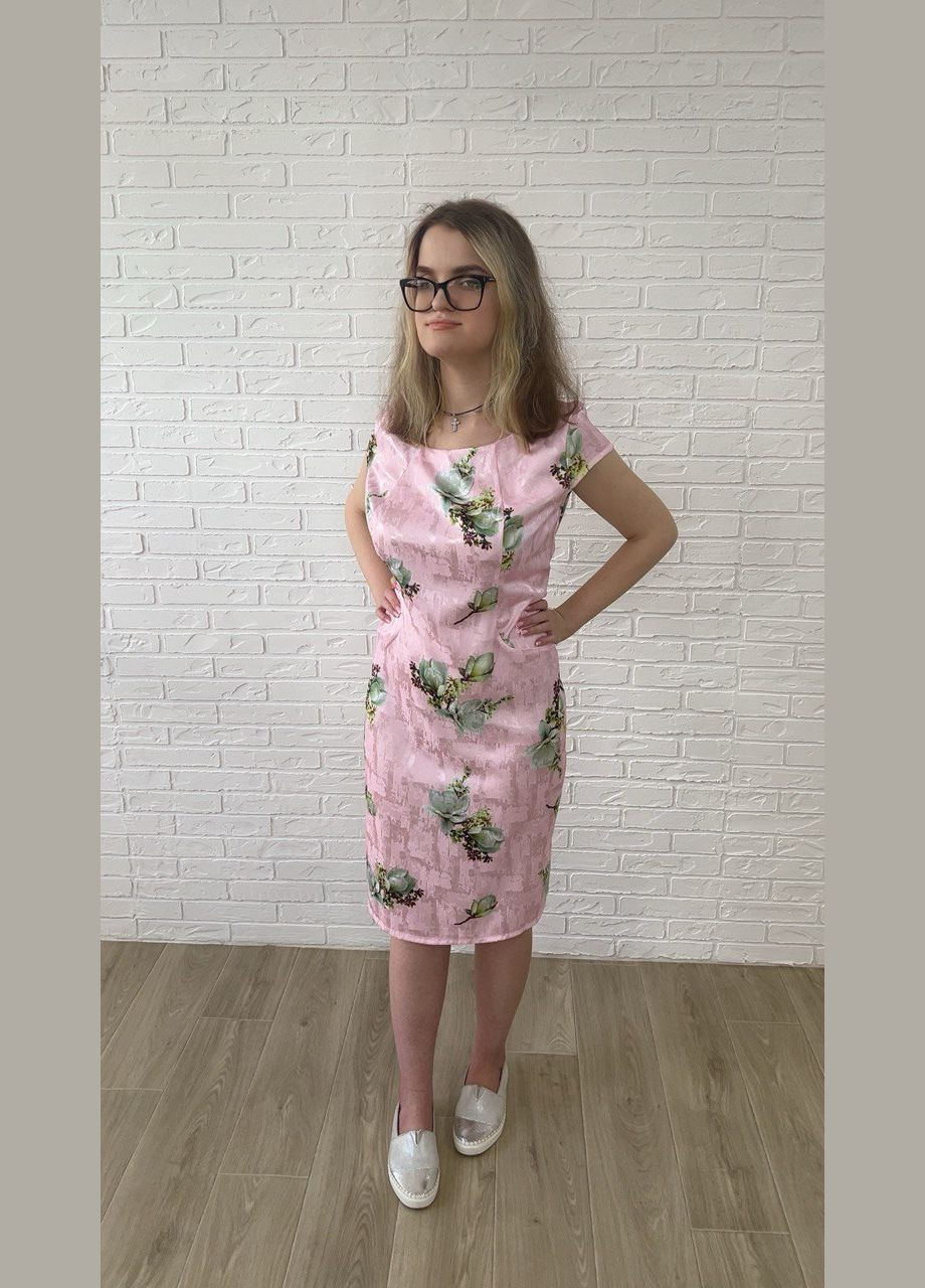 Рожева повсякденний, кежуал рожеве шовкове атласне літнє жіноче плаття-футляр міді з квітковим принтом футляр, сукня-футболка No Brand з квітковим принтом