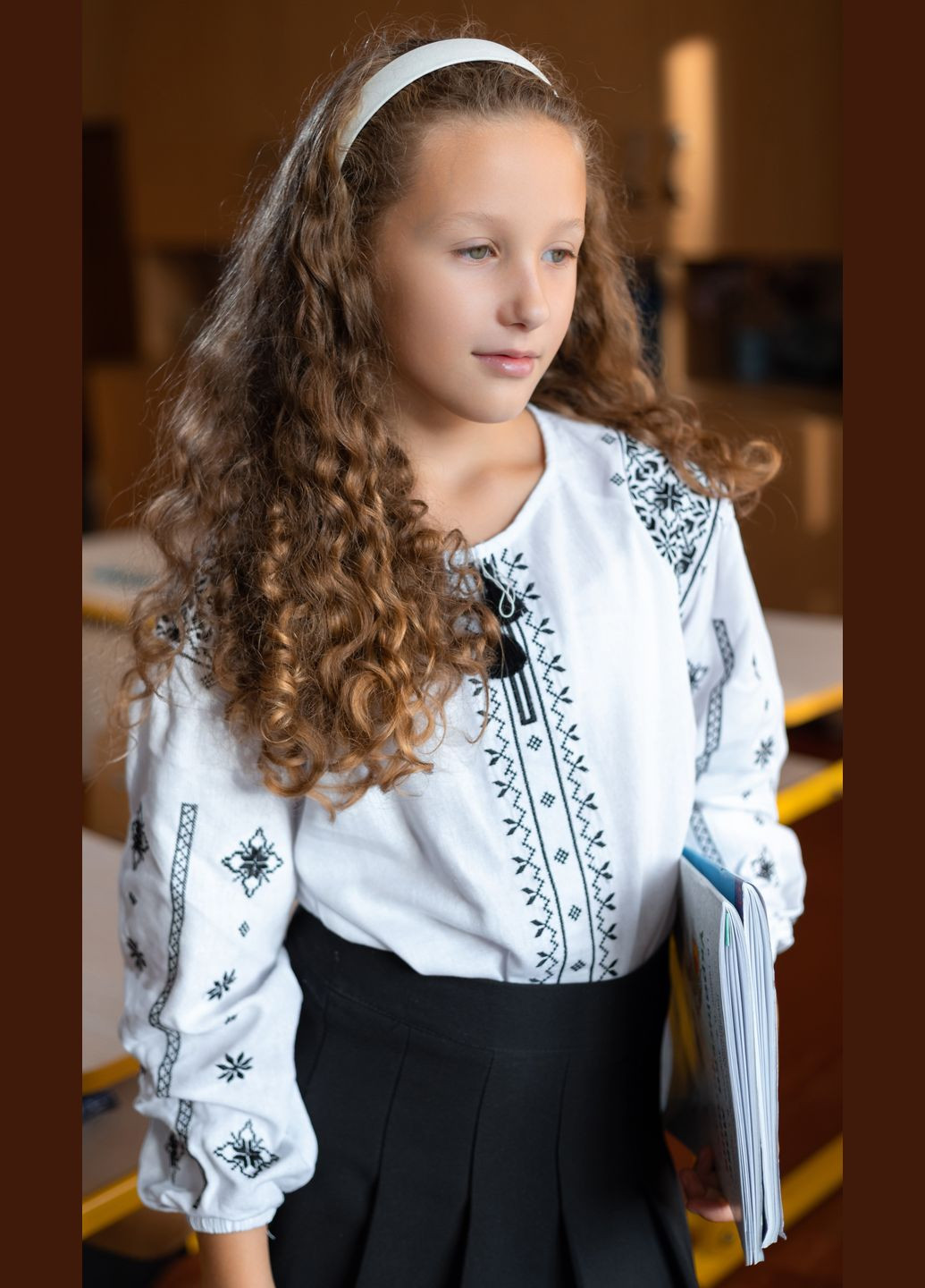 Біла вишиванка для дівчинки, біла лляна сорочка з чорною вишивкою для дівчинки візерунок орнамент льон (311600091)