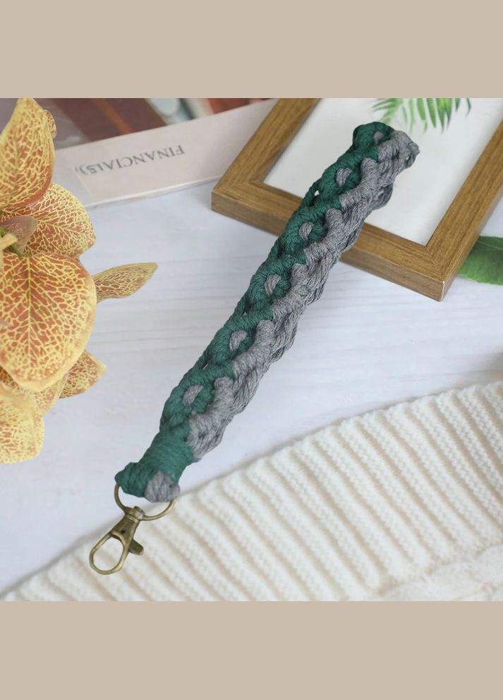 Набір макраме для ручного плетіння і в'язання брелока "Петля" для ключів і аксесуарів 22х3см, зелений з сірий No Brand (369803015)
