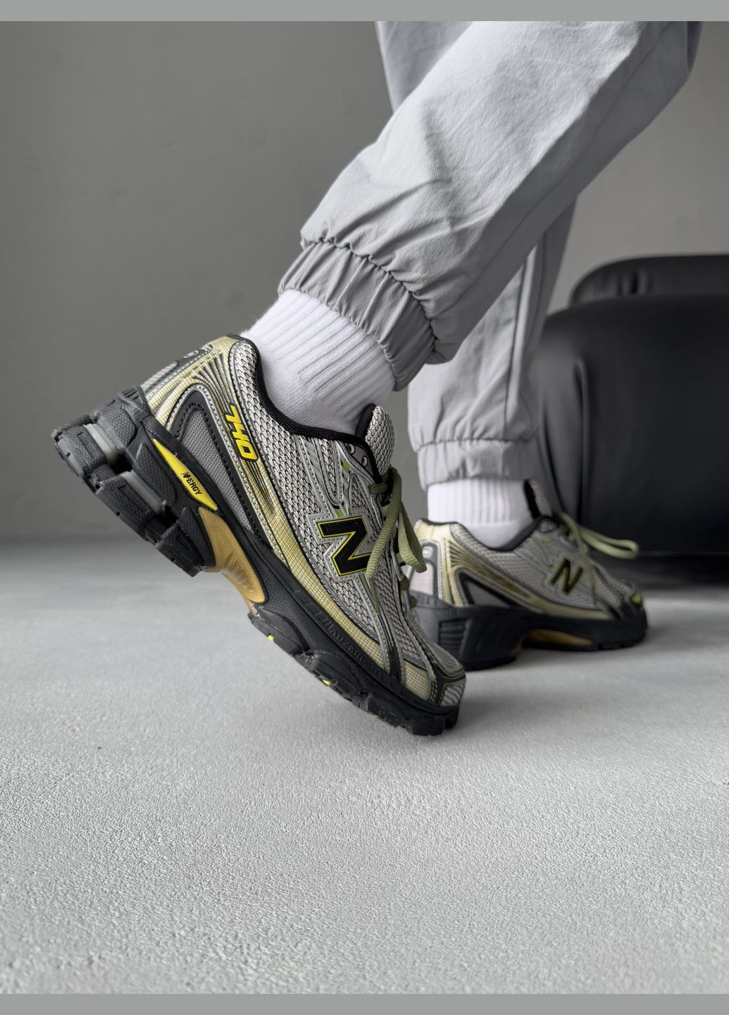 Серебряные демисезонные кроссовки мужские new balance 740 silver yellow black | нью беланс 740 серебряные No Brand