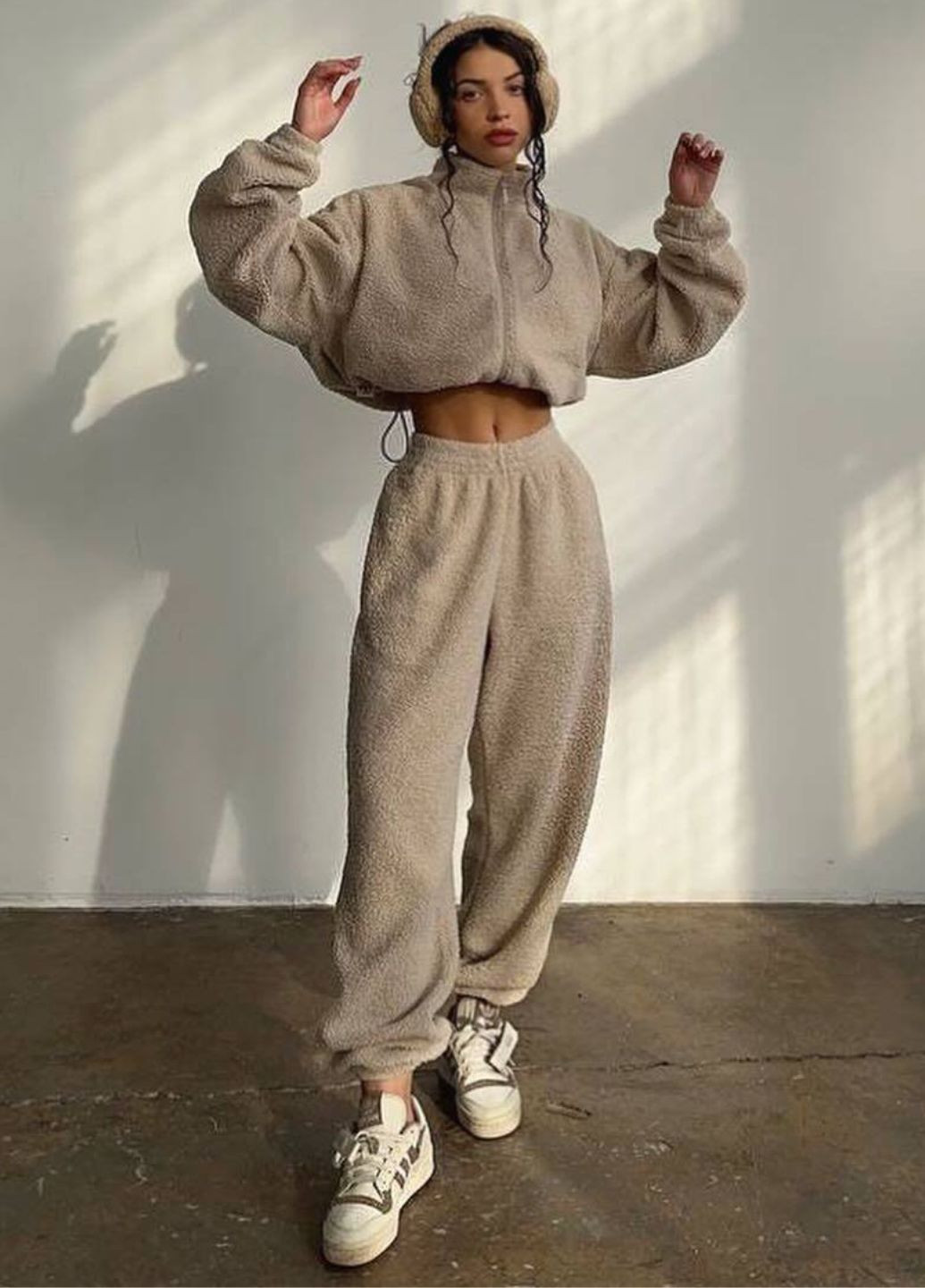 Повсякденний оверсайз костюм букле двійка: вкорочена кофта на блискавці + штани високої посадки Україна (322736024)