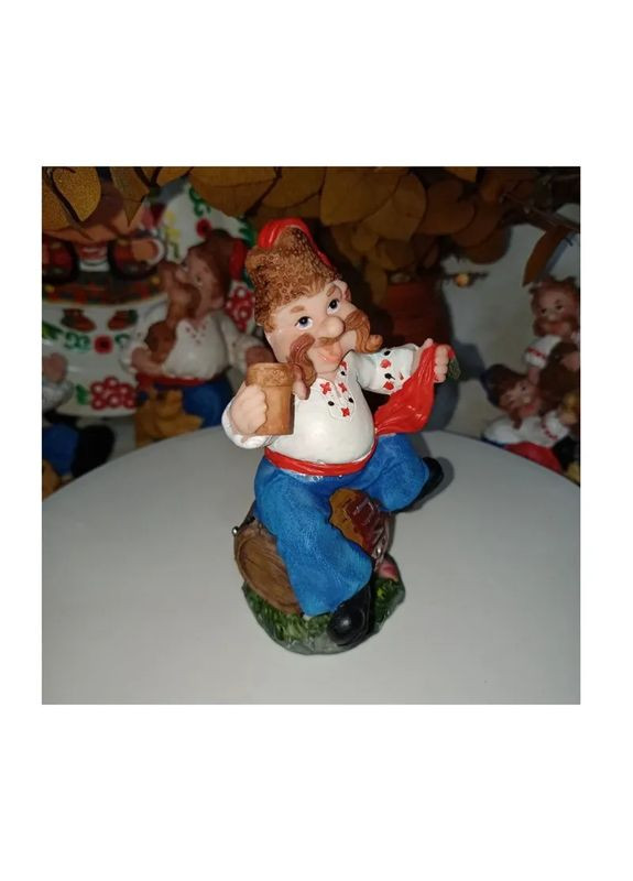 Каменная статуэтка украинский казак сидит с бокалом на пивной бочке. No Brand (351874201)