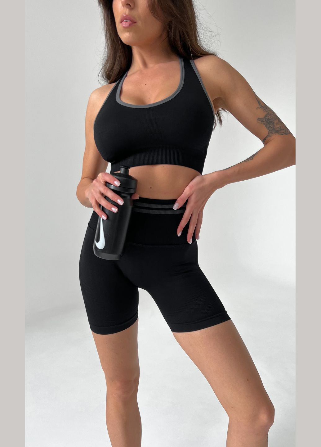 Спортивний жіночий костюм для фітнесу V- з контрастними лініями та ефектом пуш-ап (топ + шорти) Чорний Sport Двійка: топ + подовжені шорти (316634777)