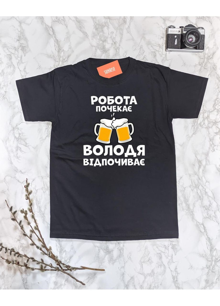 Черная мужская именная футболка "работа подождет – володя отдыхает (имя можно изменить)" s No Brand Футболка