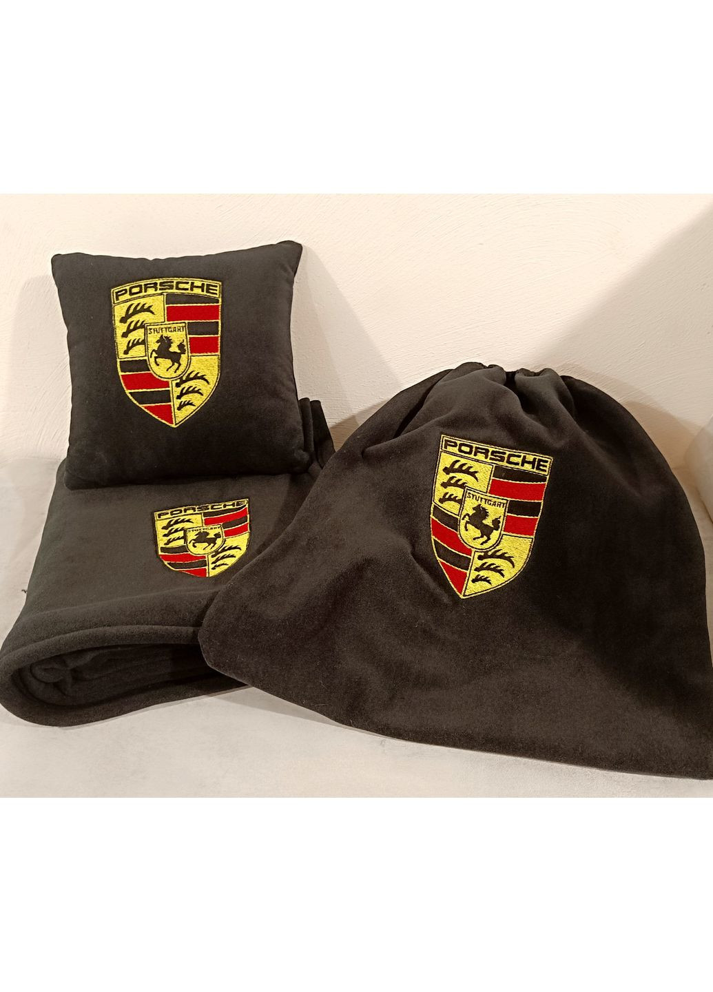 Плед и подушка с чехлом вышивка "Porsche" 1.5*1.8 м плед, 40*40 см подушка, 50*50 см чехол. No Brand (369717339)