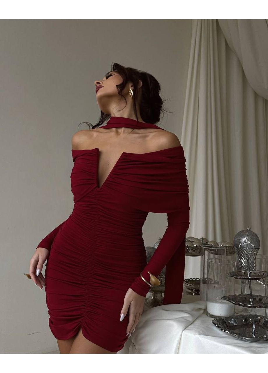 Бордова вечірня жіноча міні сукня з відкритити плечима силуетна Adelante однотонна