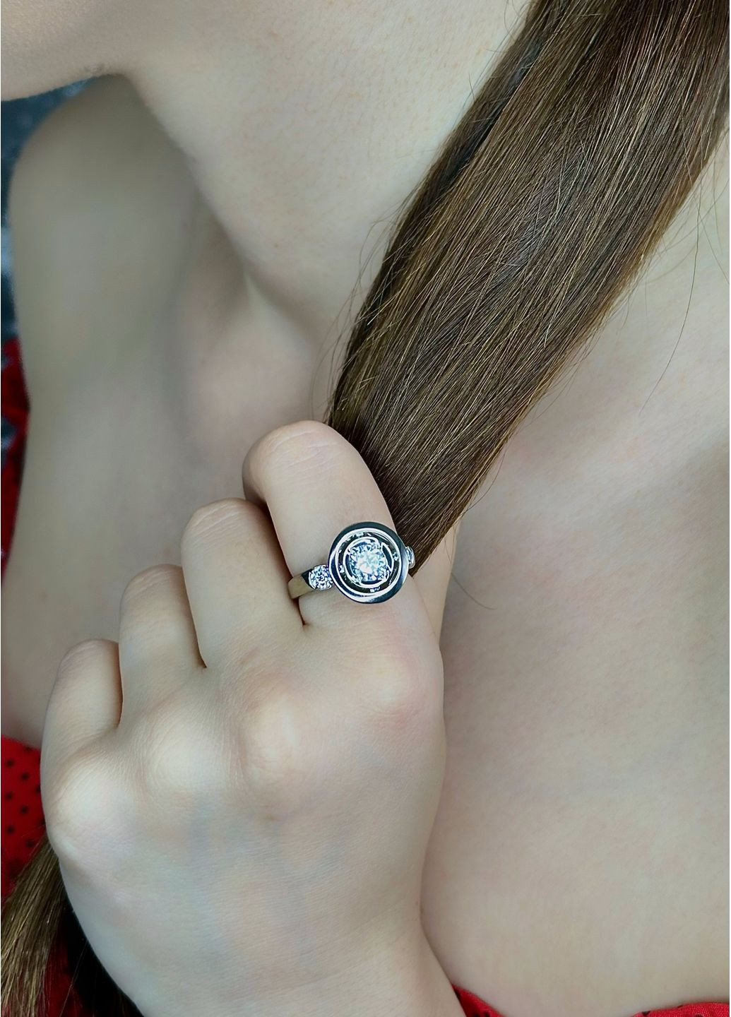 Серебряное кольцо с белым кубическим цирконием – элегантная сдержанность и загадочный блеск в одном аксессуаре. Family Jewelry House (356567792)