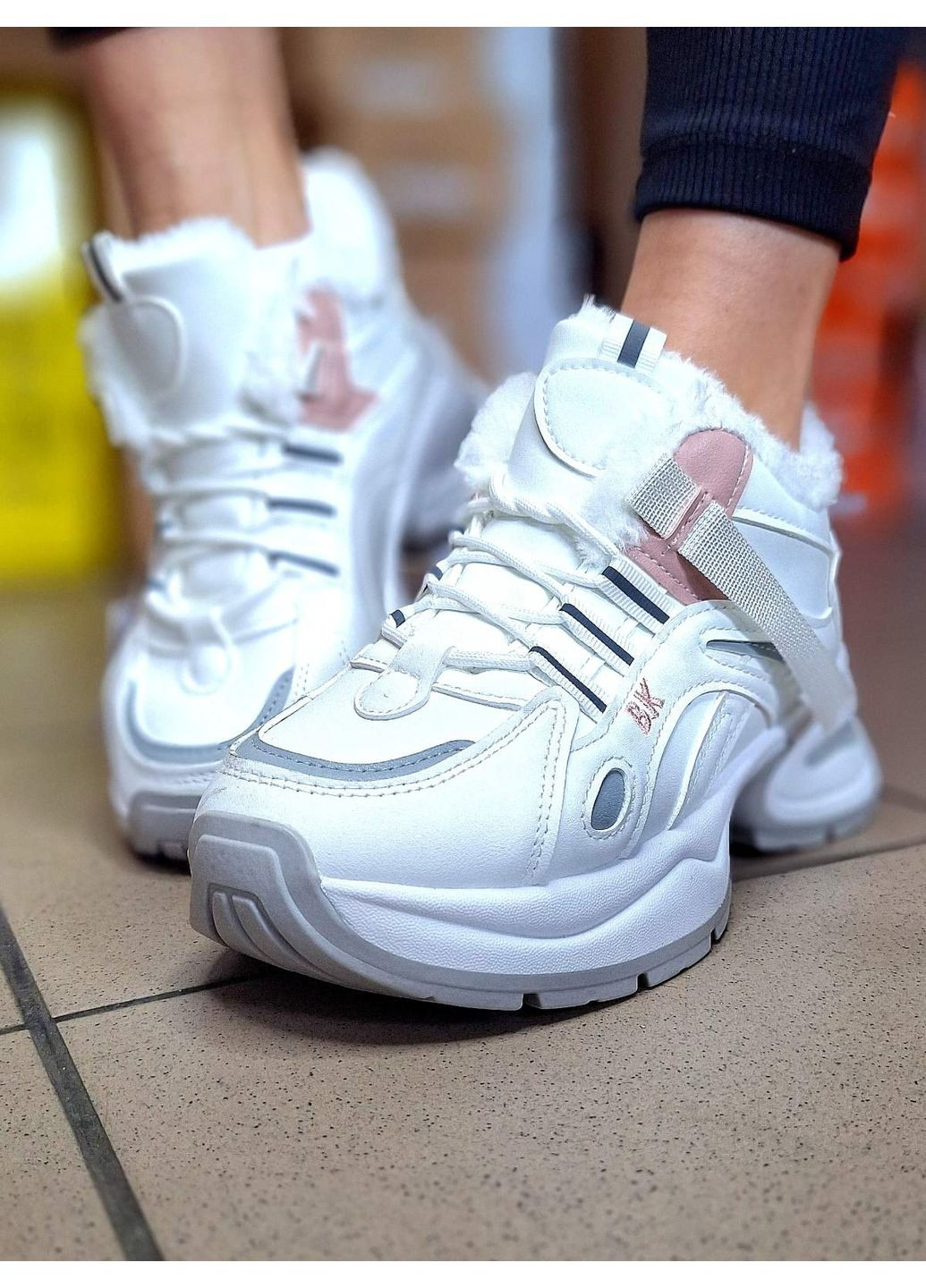 Жіночі зимові кросівки білого кольору з хутром еко шкіра Violet Кросівки білі зими (361856133)