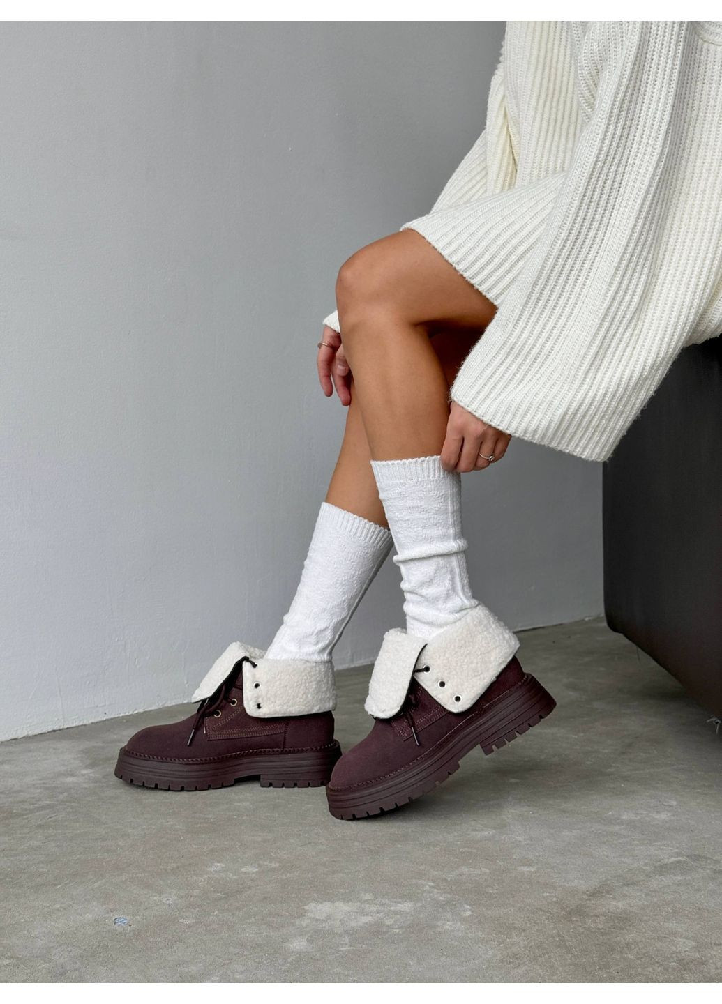 женские зимние ботинки шоколадные, натуральная замша, мех teddy, с отворотом, на шнуровке No Brand