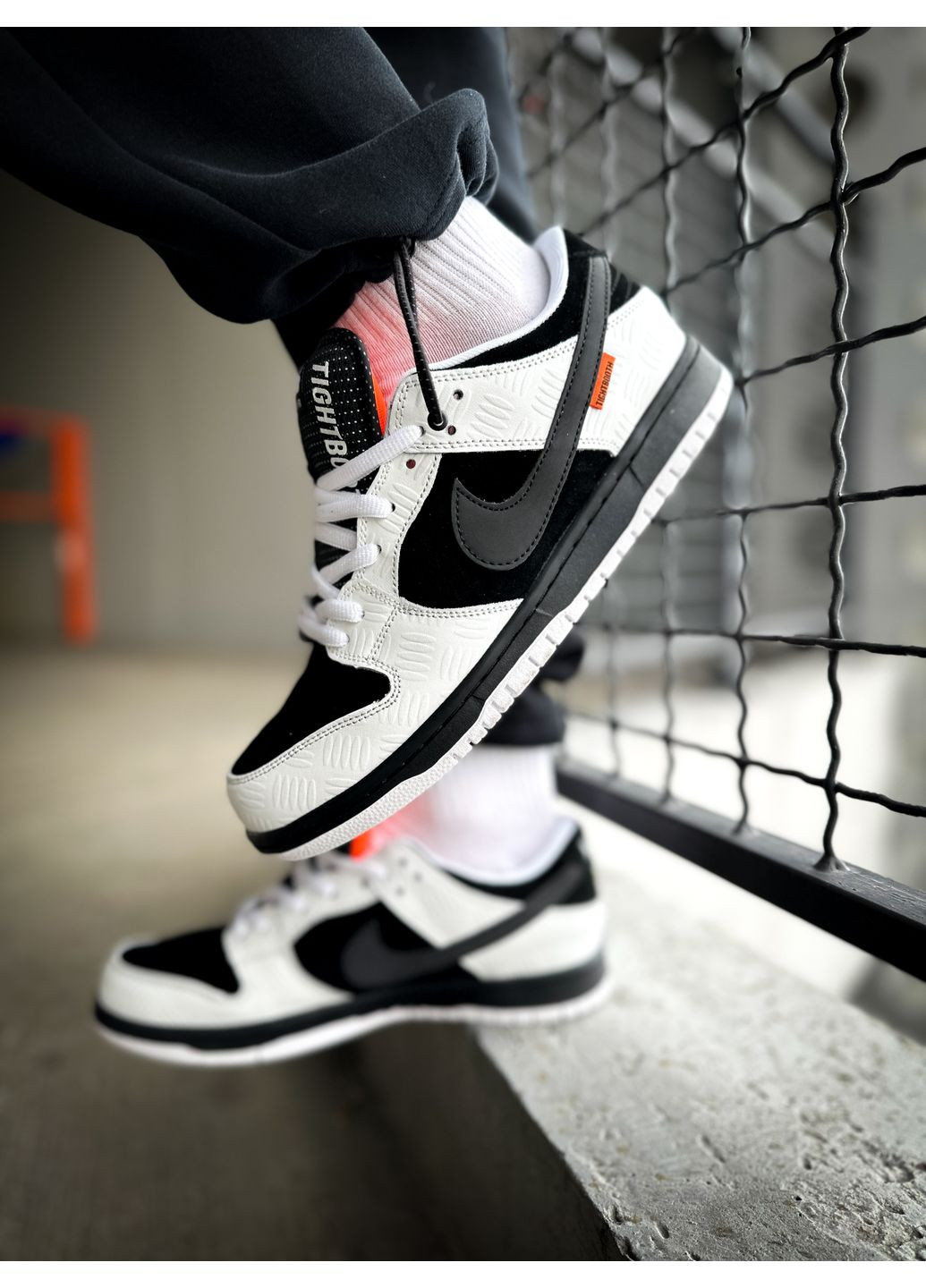 Черно-белые демисезонные кроссовки мужские nike sb dunk low x tightbooth black white | найк сб данк низкие черно-белые No Brand