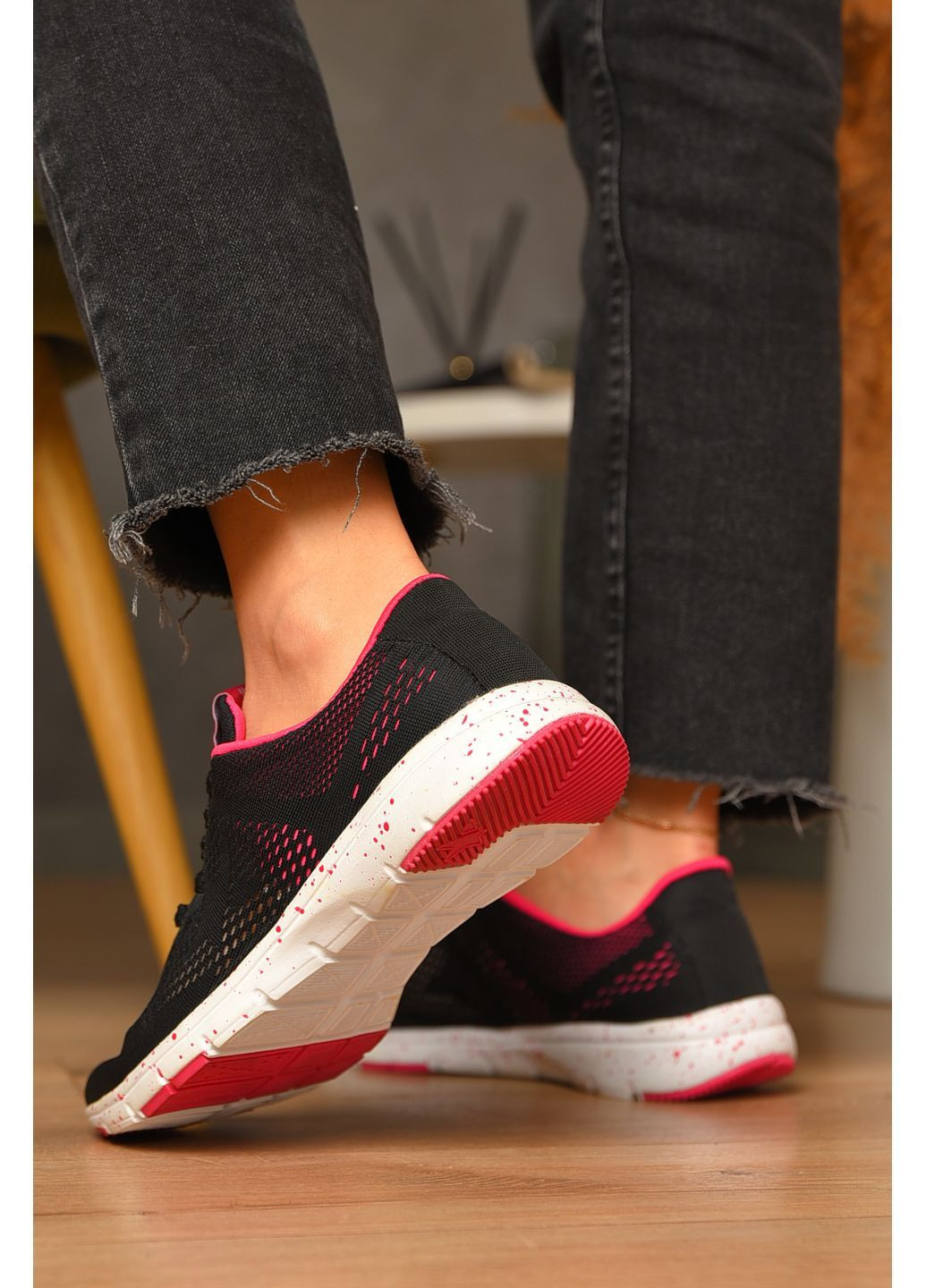 Кросівки жіночі чорного кольору Let's Shop чорні літо (362627005)