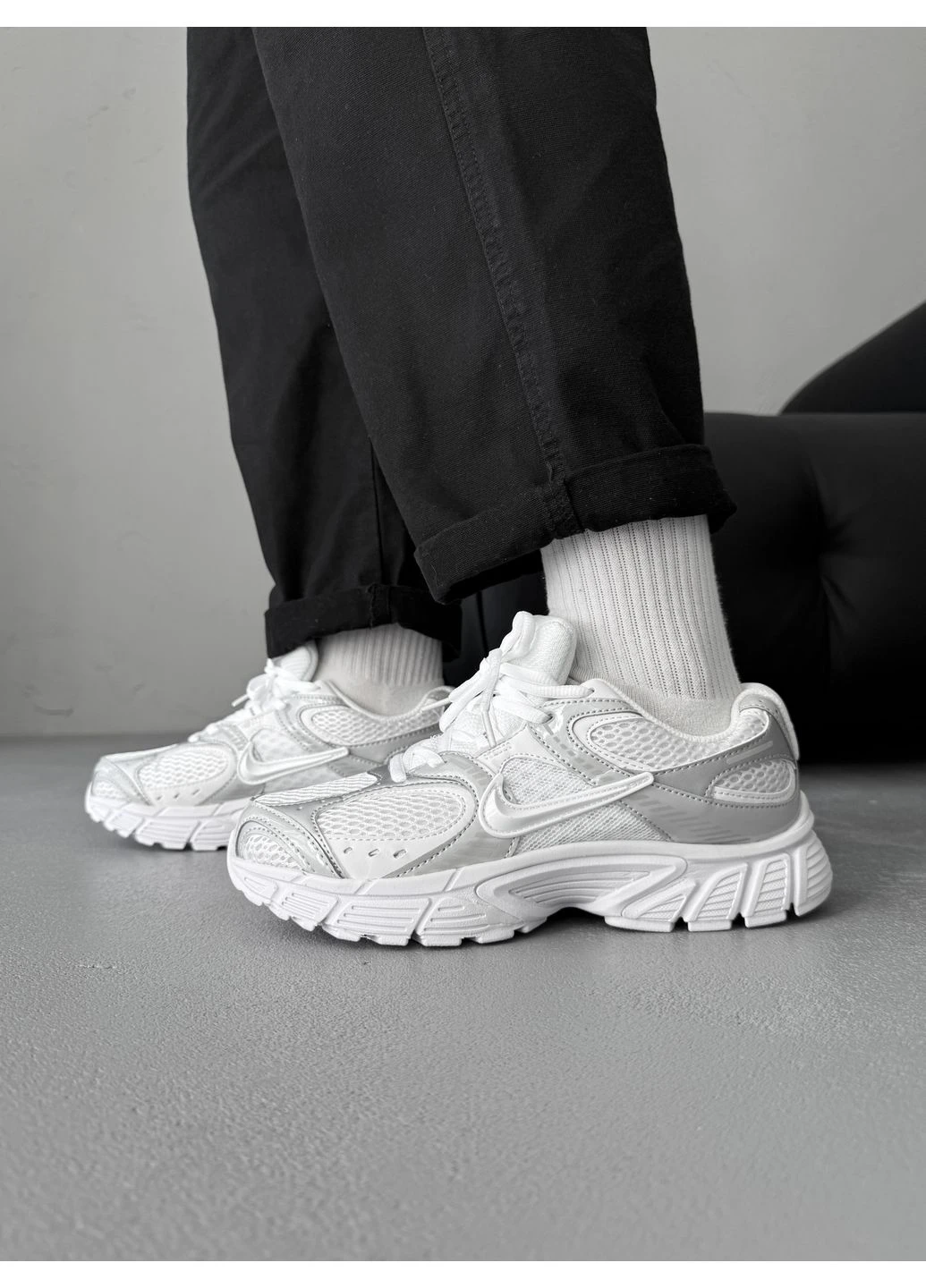 КРОСІВКИ ЖІНОЧІ NIKE V5 RNR WHITE/SILVER НАЙК В5 БІЛІ No Brand білі демісезони (391963792)