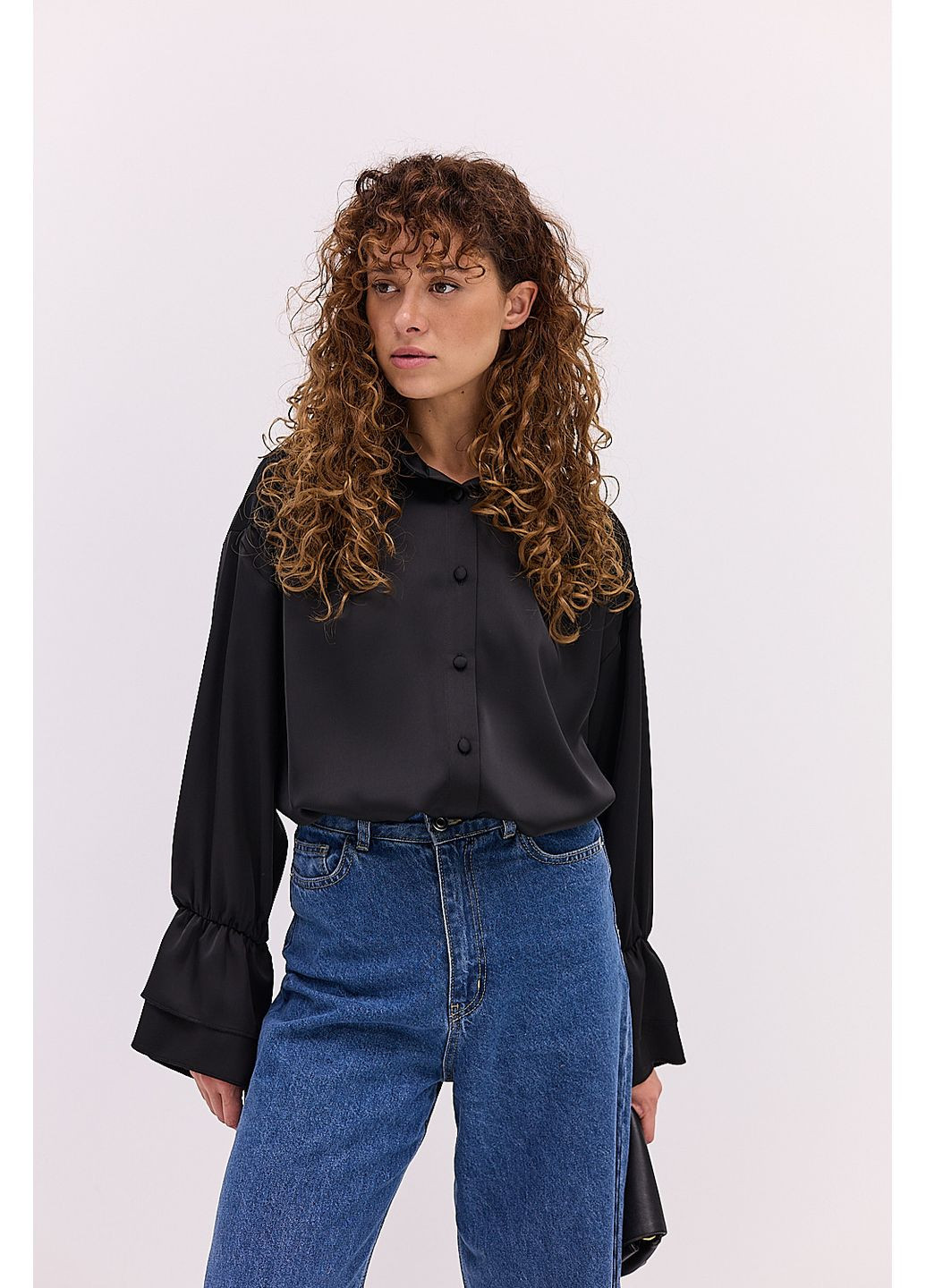 Чёрная блузка атласная с воланами на рукавах Arjen