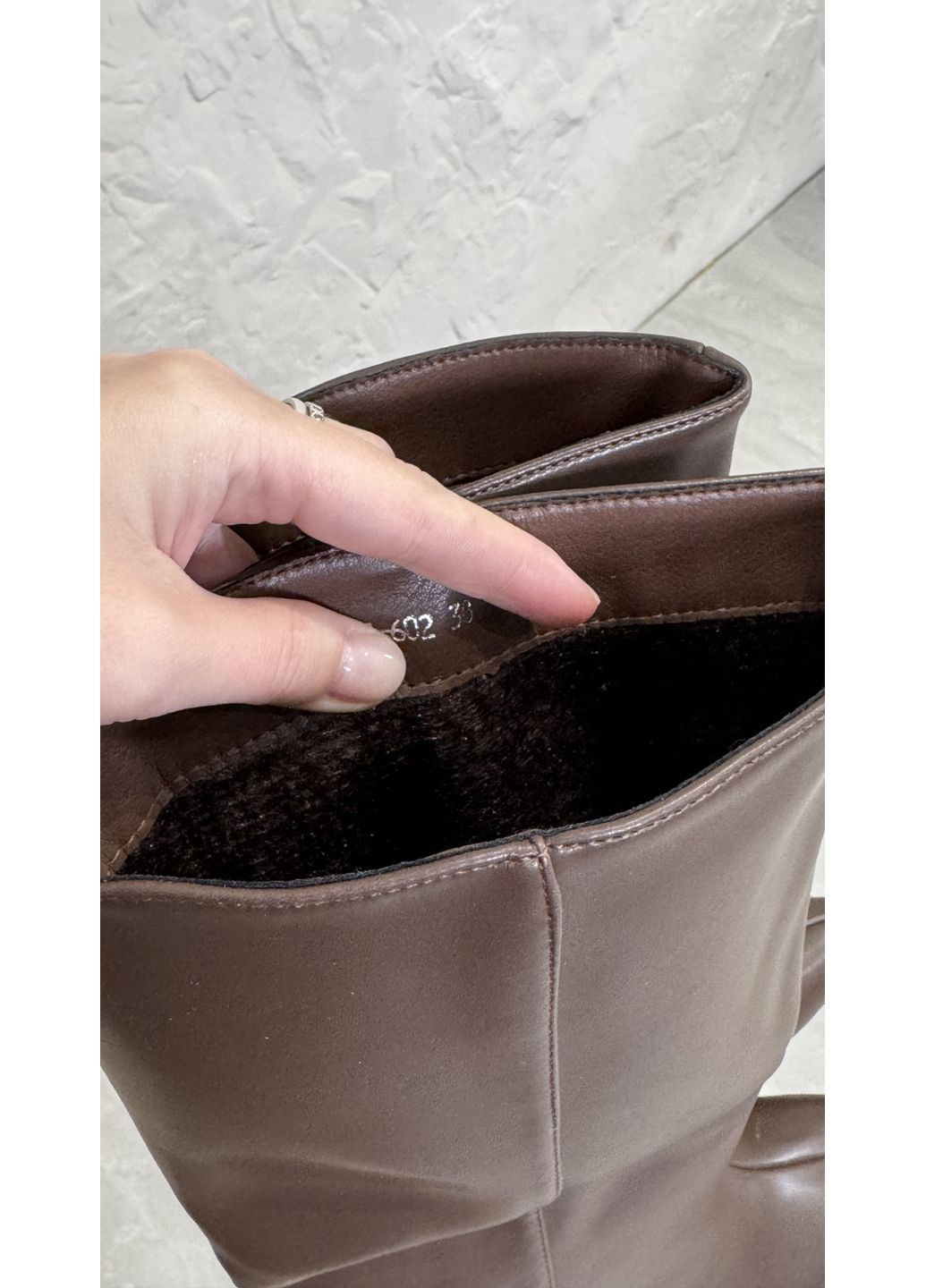 Жіночі демісезонні утеплені чоботи з еко-замші, шоколадні, на підборах 7 см No Brand (368544182)