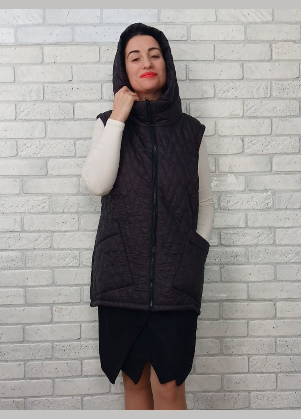 Женская стеганая жилетка демисезонная теплая на подкладке, с капюшоном и карманами, цвет кофейный No Brand (316843478)