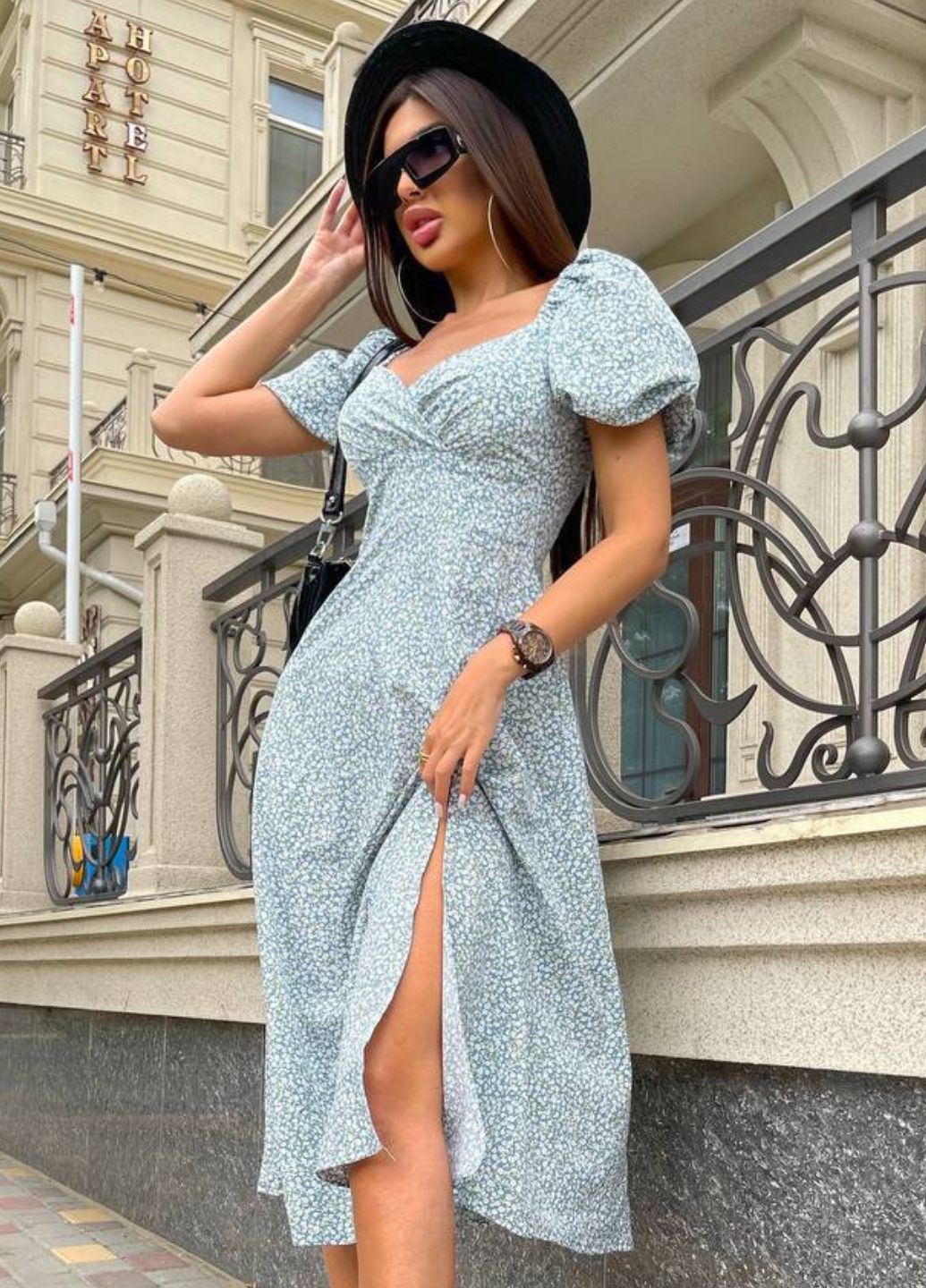 Оливкова повсякденний вишукана легка літня приталена міді сукня з квітковим візерунком, короткими рукавами ліхтарик та вирізом на спідниці Україна з квітковим принтом