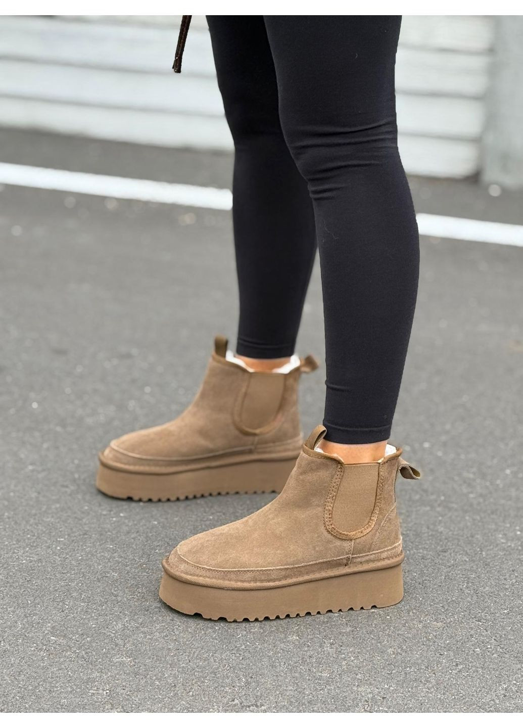 Жіночі уггі натуральна замша на платформі черевики теплі бежеві з хутром челсі зимові No Brand (366089054)