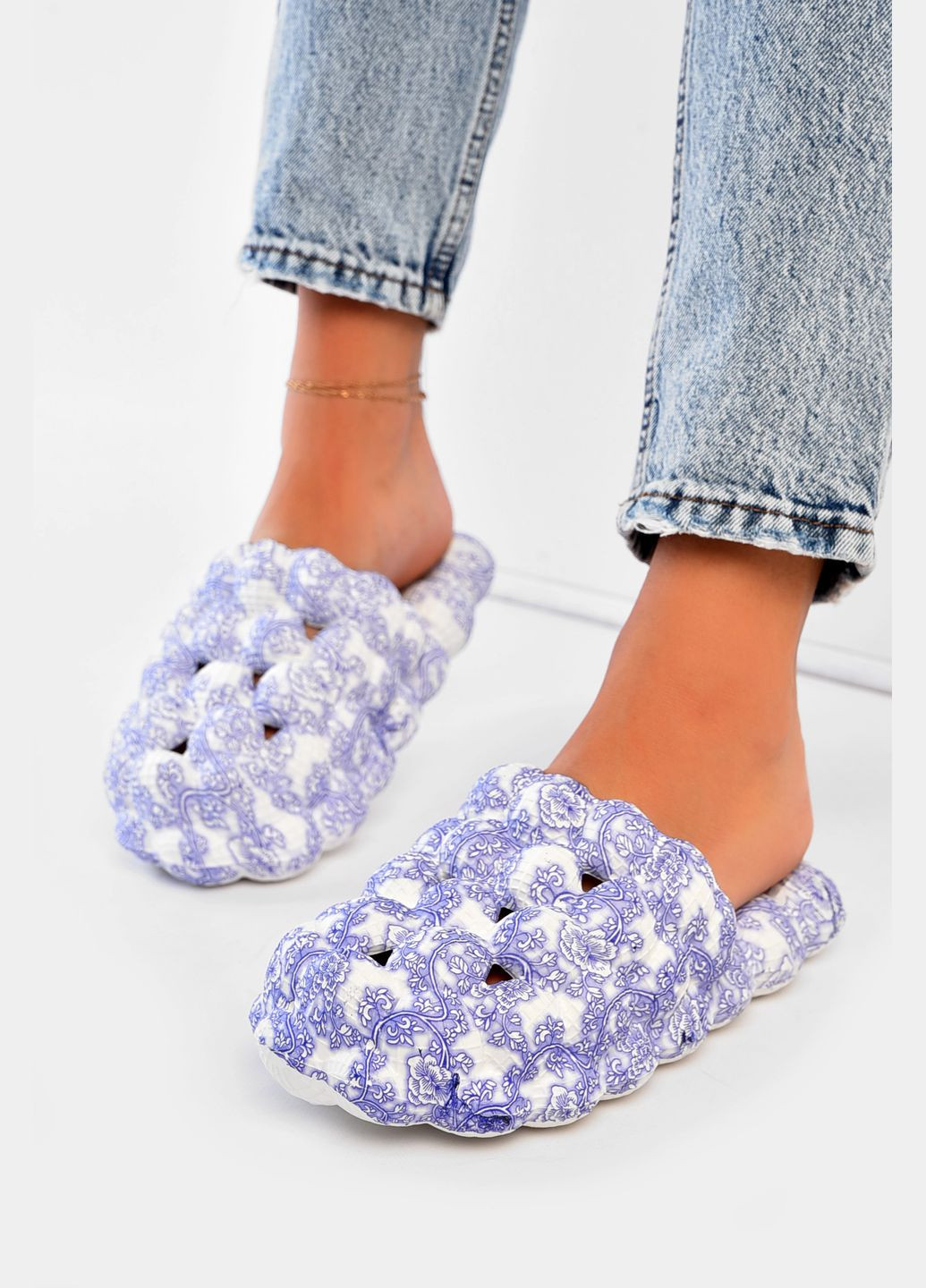 Шльопанці піна жіночі білого кольору з бузковим візерунком Let's Shop (340235131)