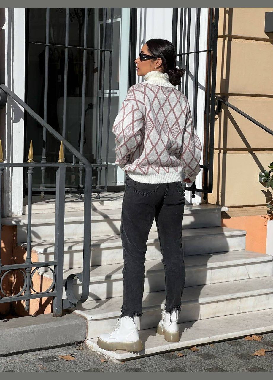 Молочный демисезонный свитер женский с горловиной молочного цвета 30484 No Brand