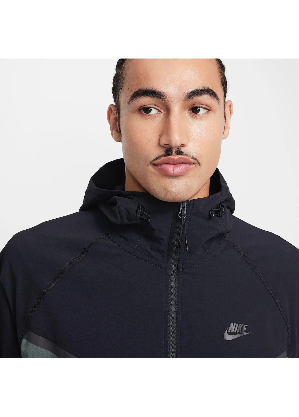 Черная ветровка мужская tech woven black/green Nike